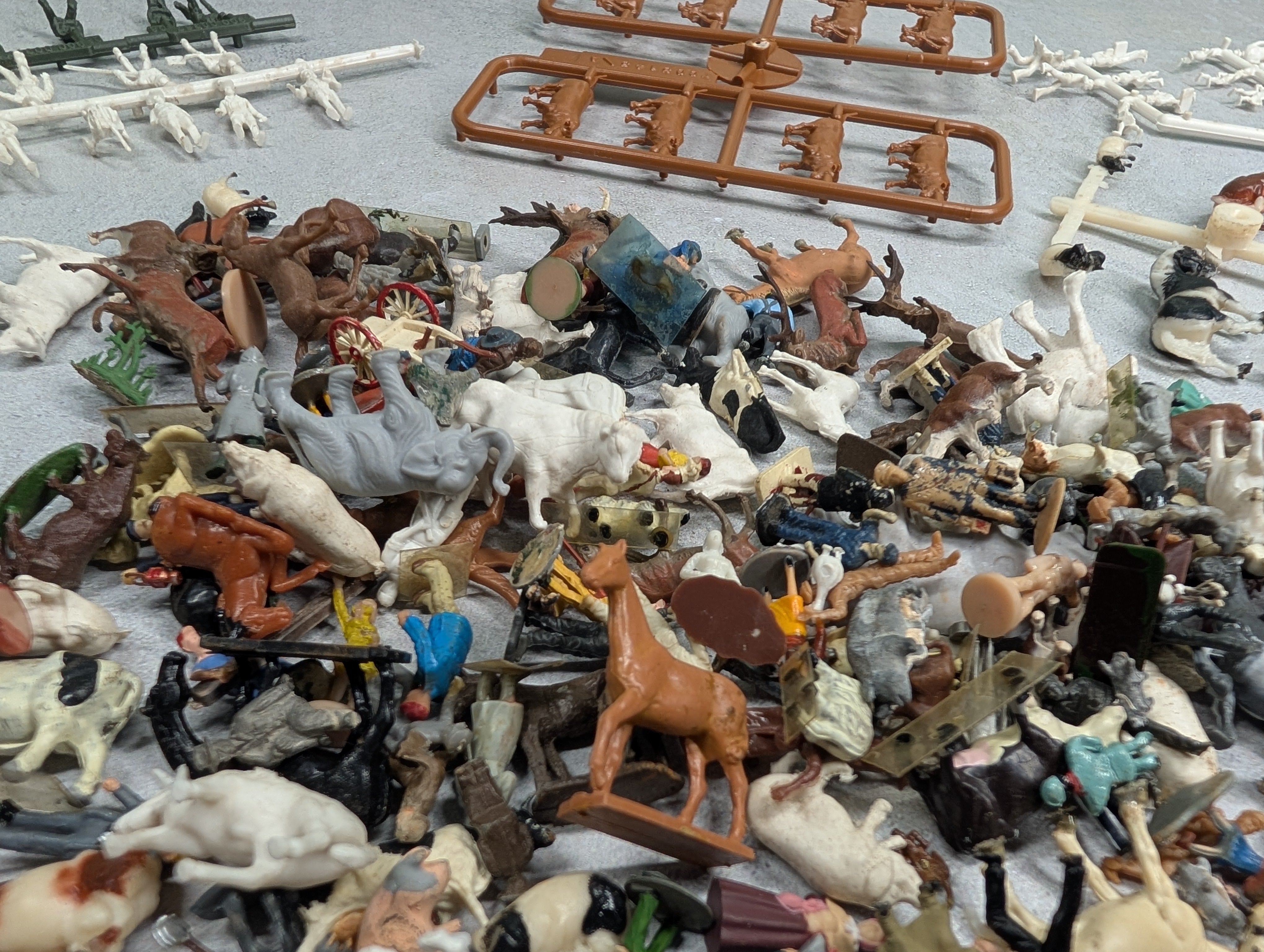 USED HO Scale Large Lot of Animals, People and other Details