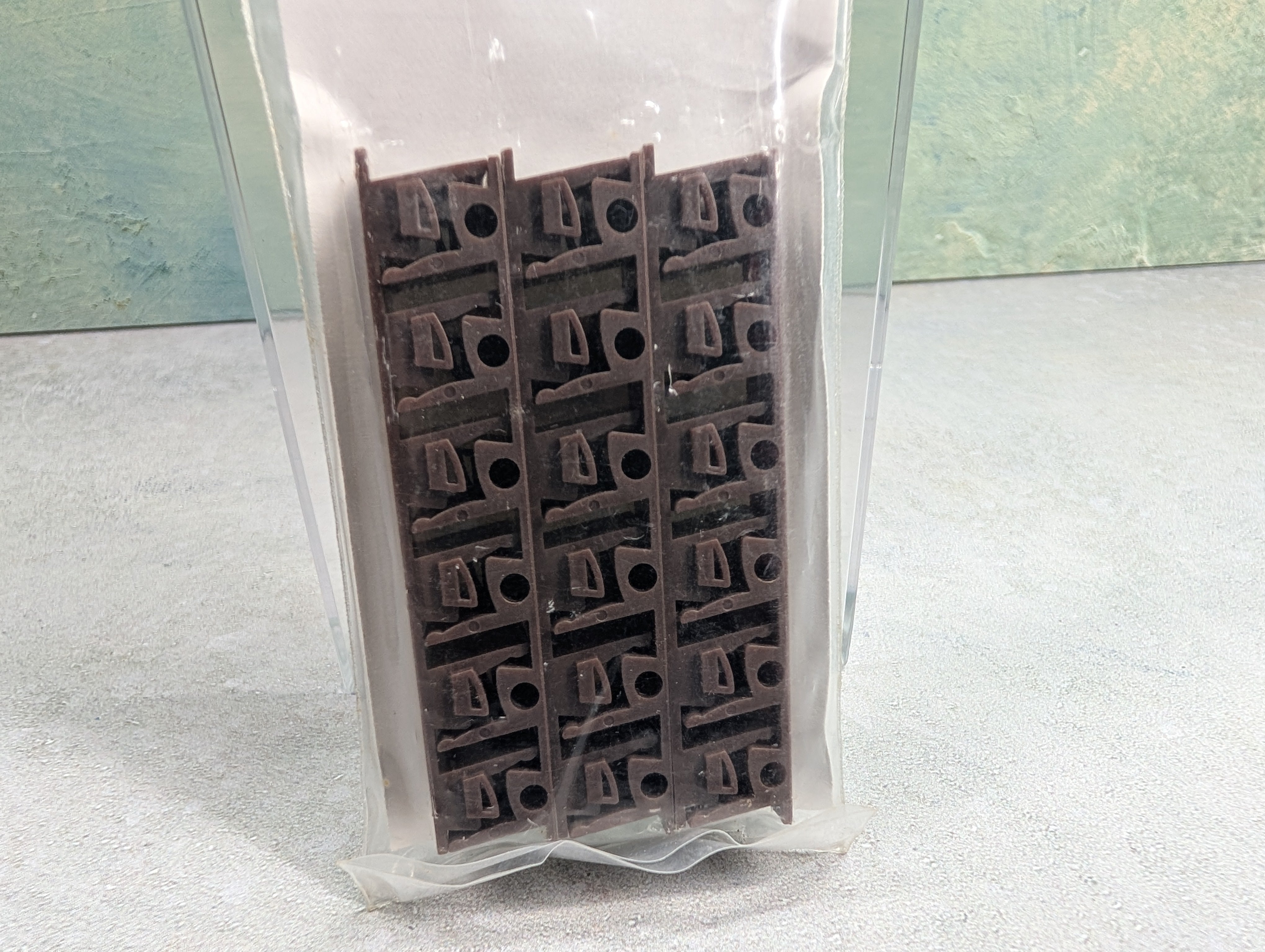 Rix 541-4100 HO Scale PikeStuff Brown Coach Seats for up to 72 Seat LW Car