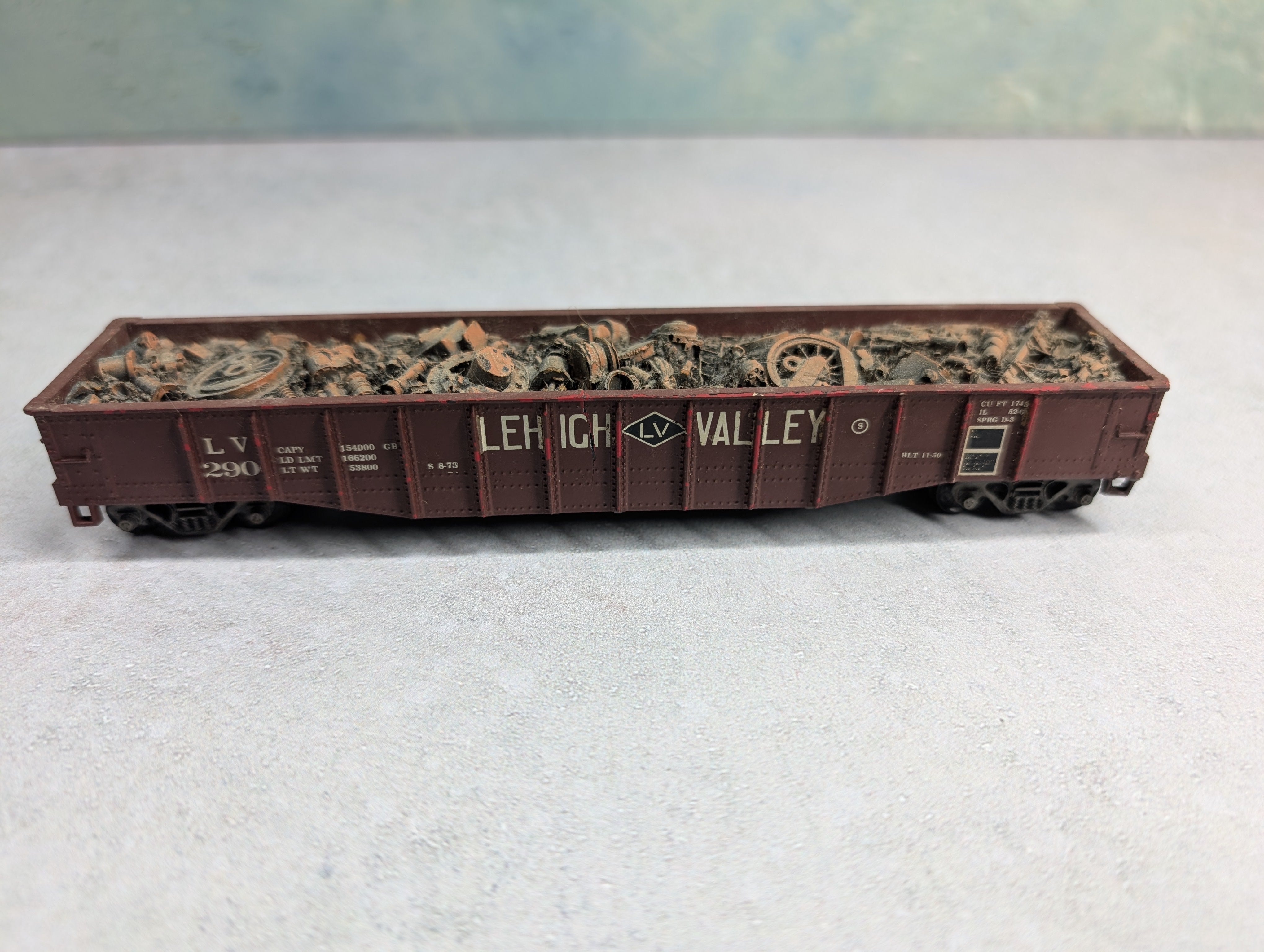 USED Athearn HO Scale Gondola w/ Scrap Load Lehigh Valley LV #290 Decal