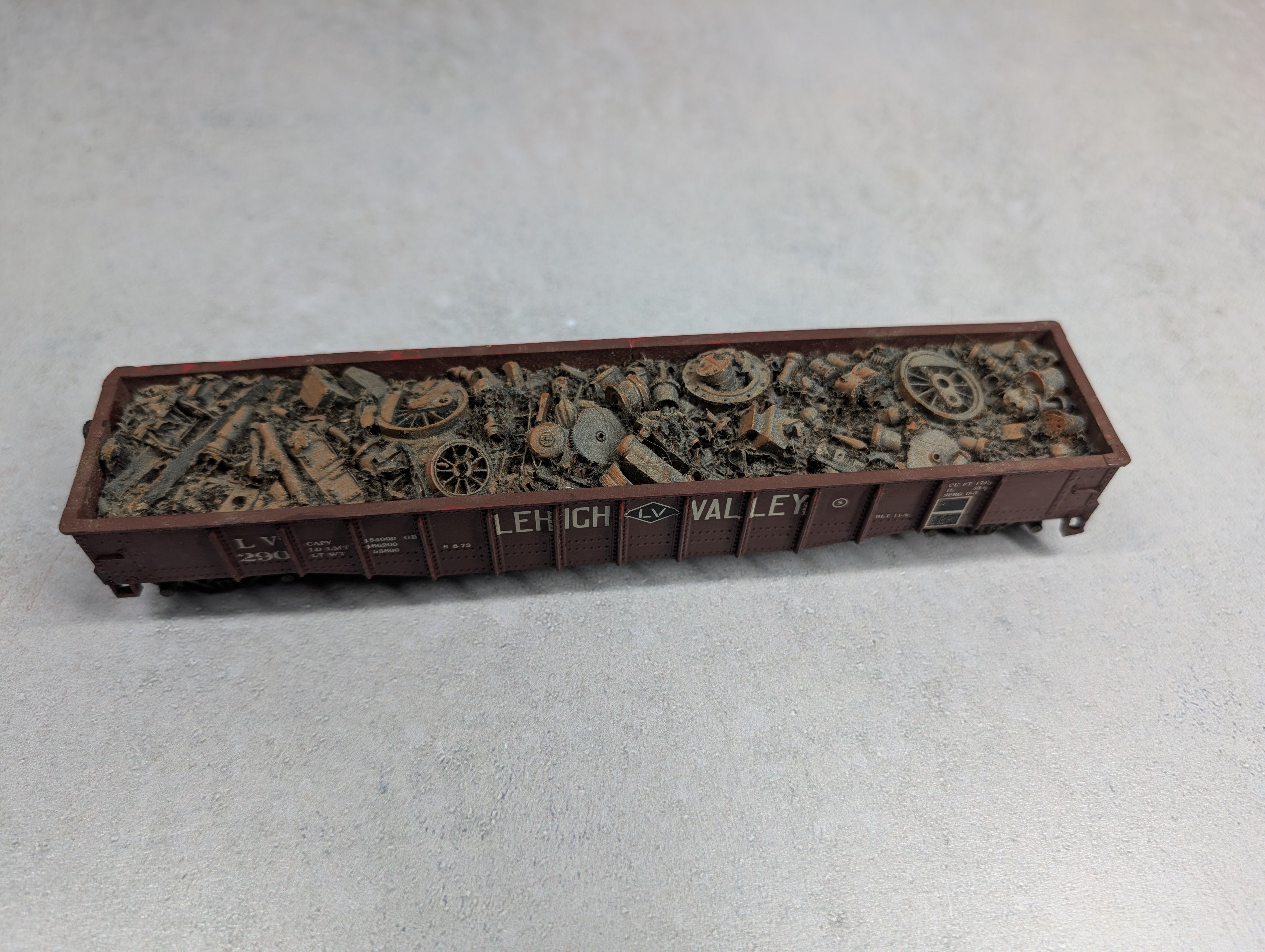 USED Athearn HO Scale Gondola w/ Scrap Load Lehigh Valley LV #290 Decal