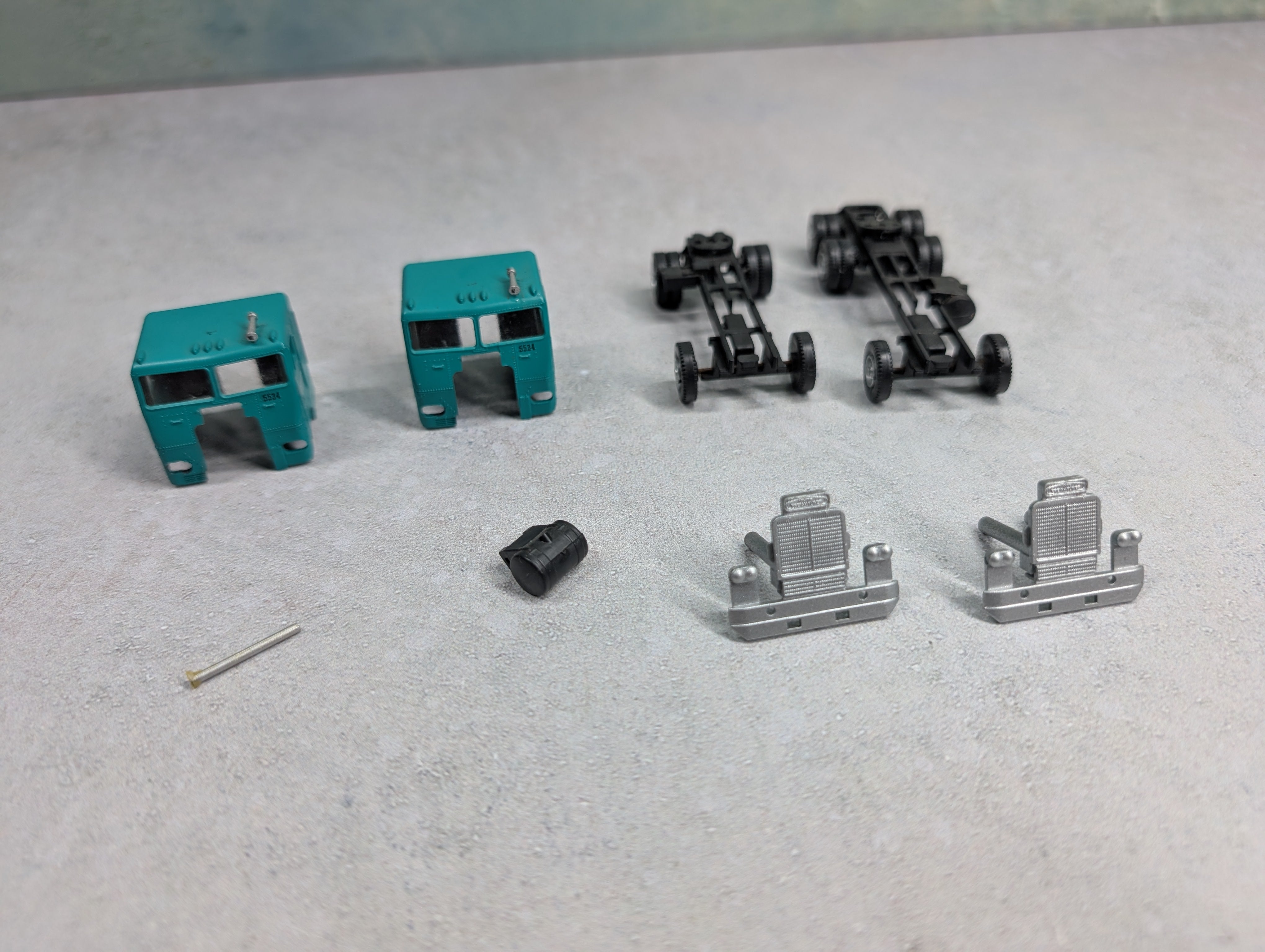 USED HO Scale Tractor Trailer Trucks Penn Central KIT (2 pcs)