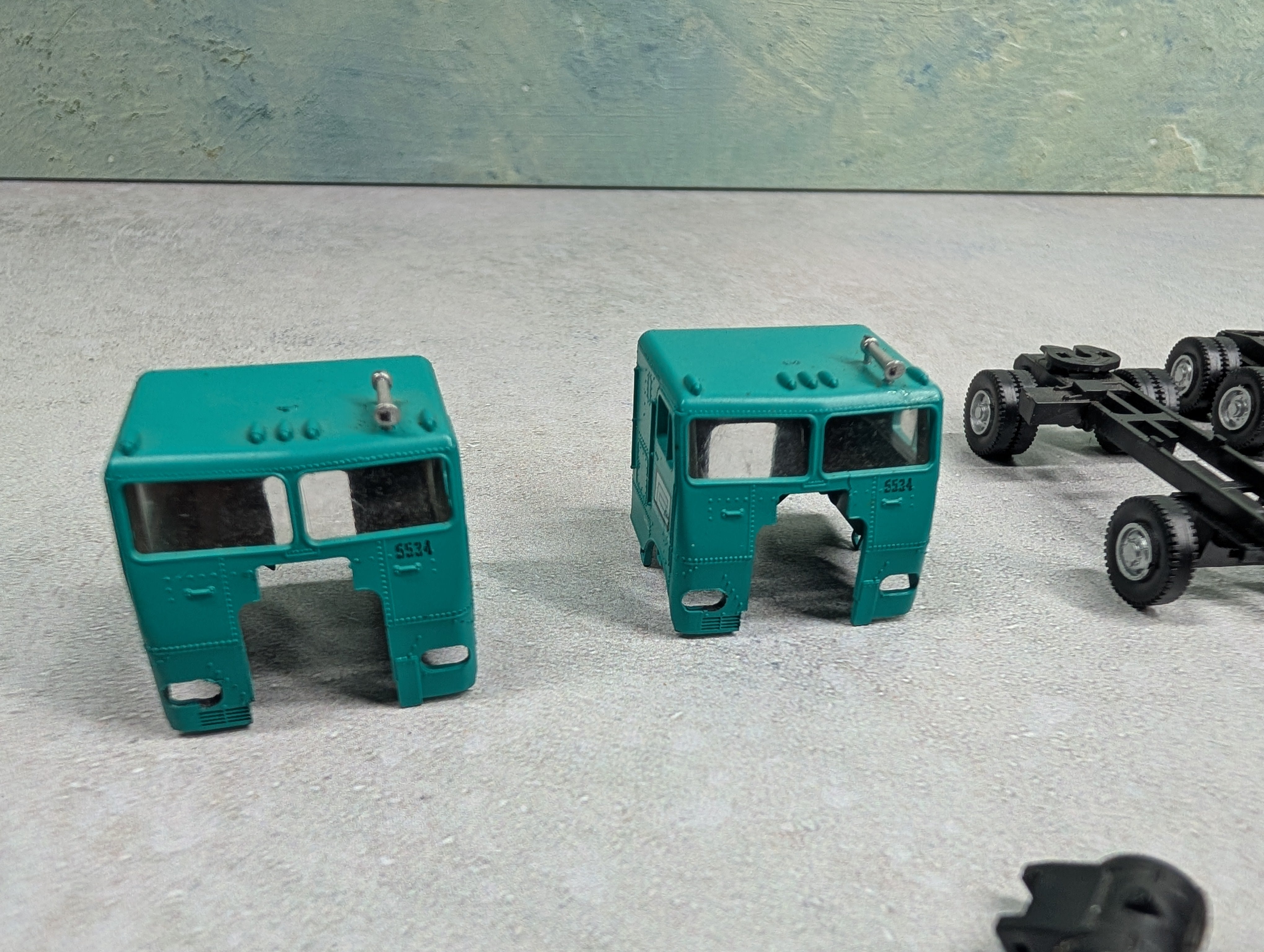 USED HO Scale Tractor Trailer Trucks Penn Central KIT (2 pcs)