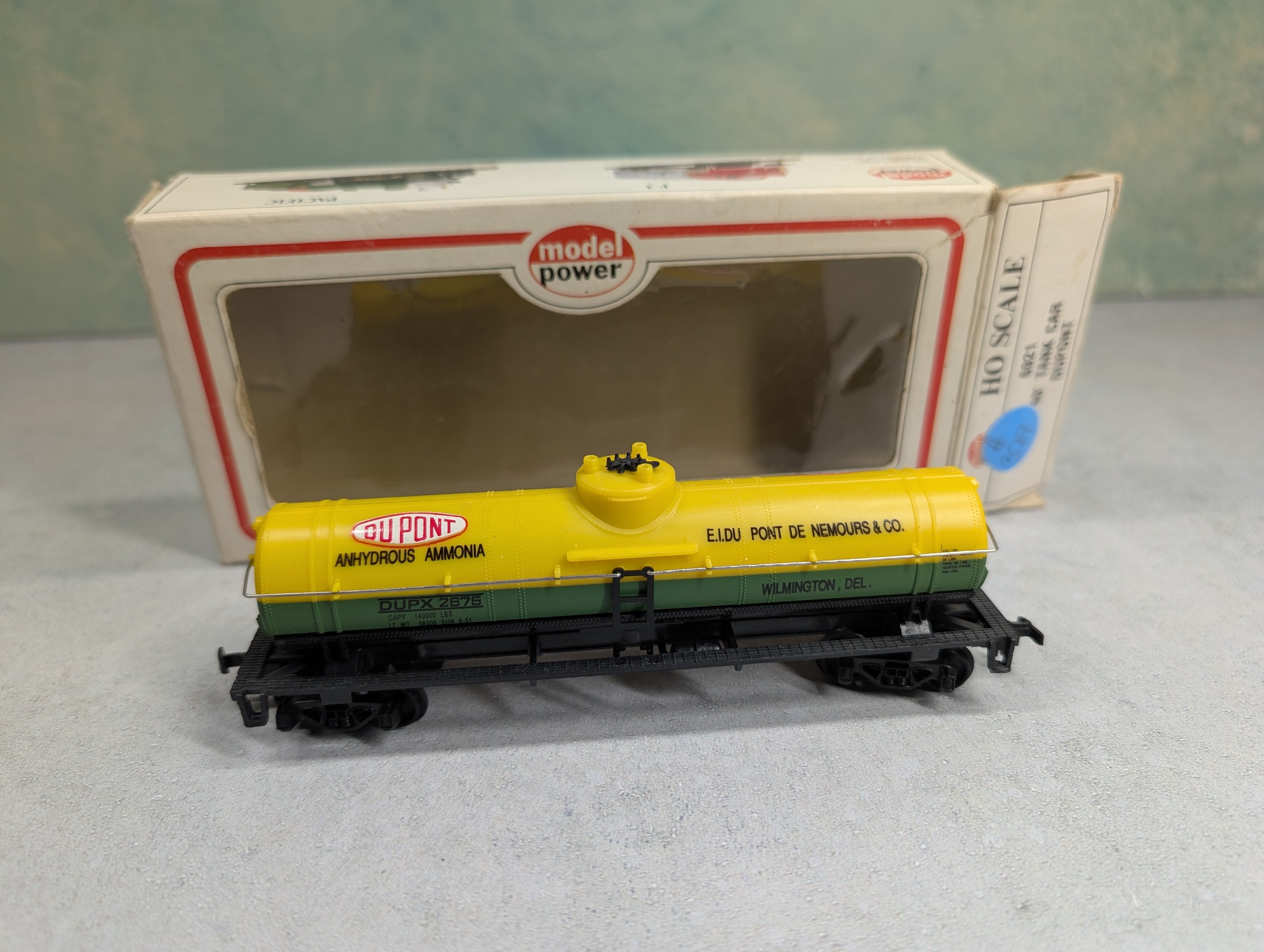USED Model Power HO Scale 40' Tank Car Dupont DUPX #2675