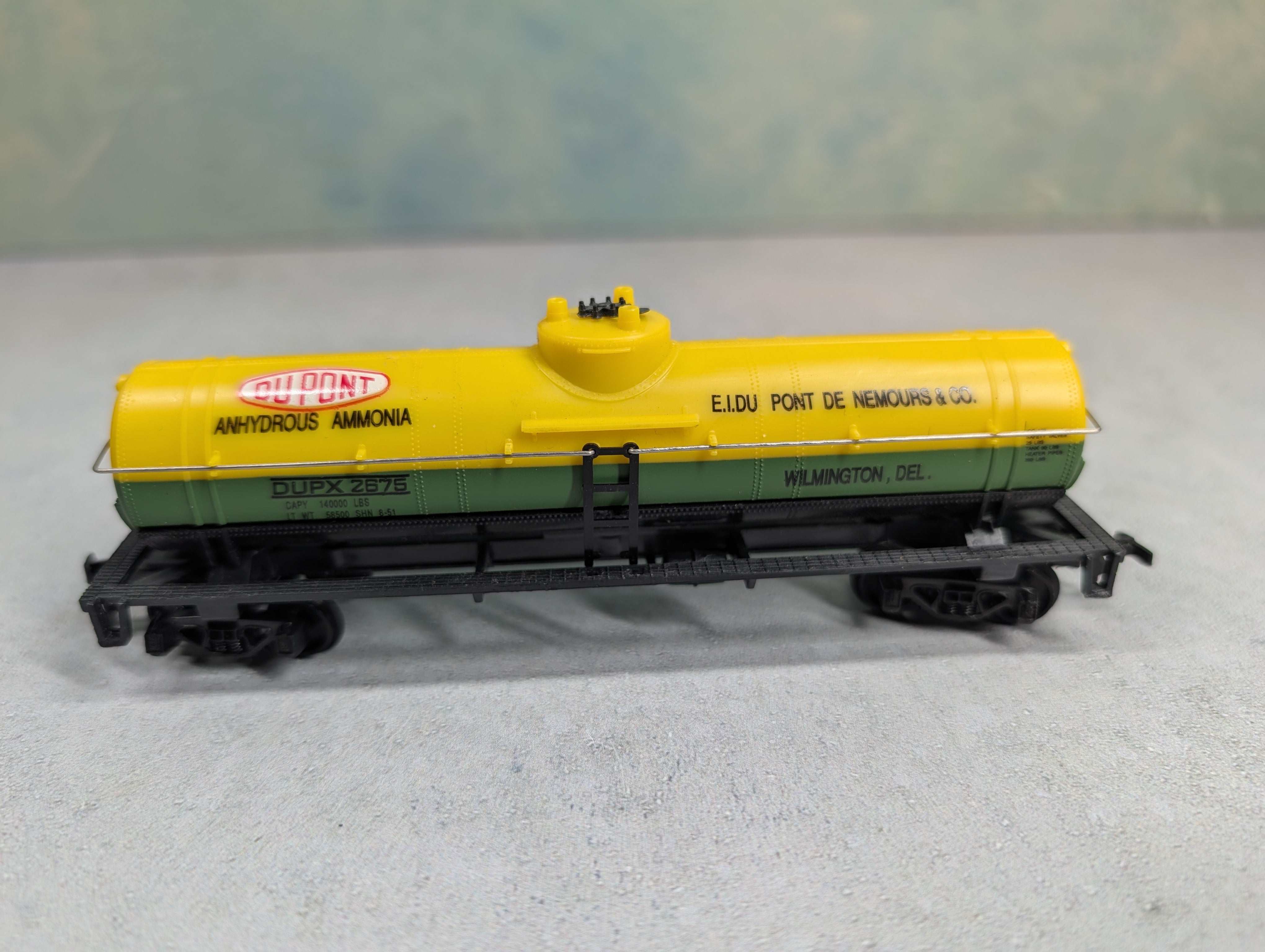 USED Model Power HO Scale 40' Tank Car Dupont DUPX #2675