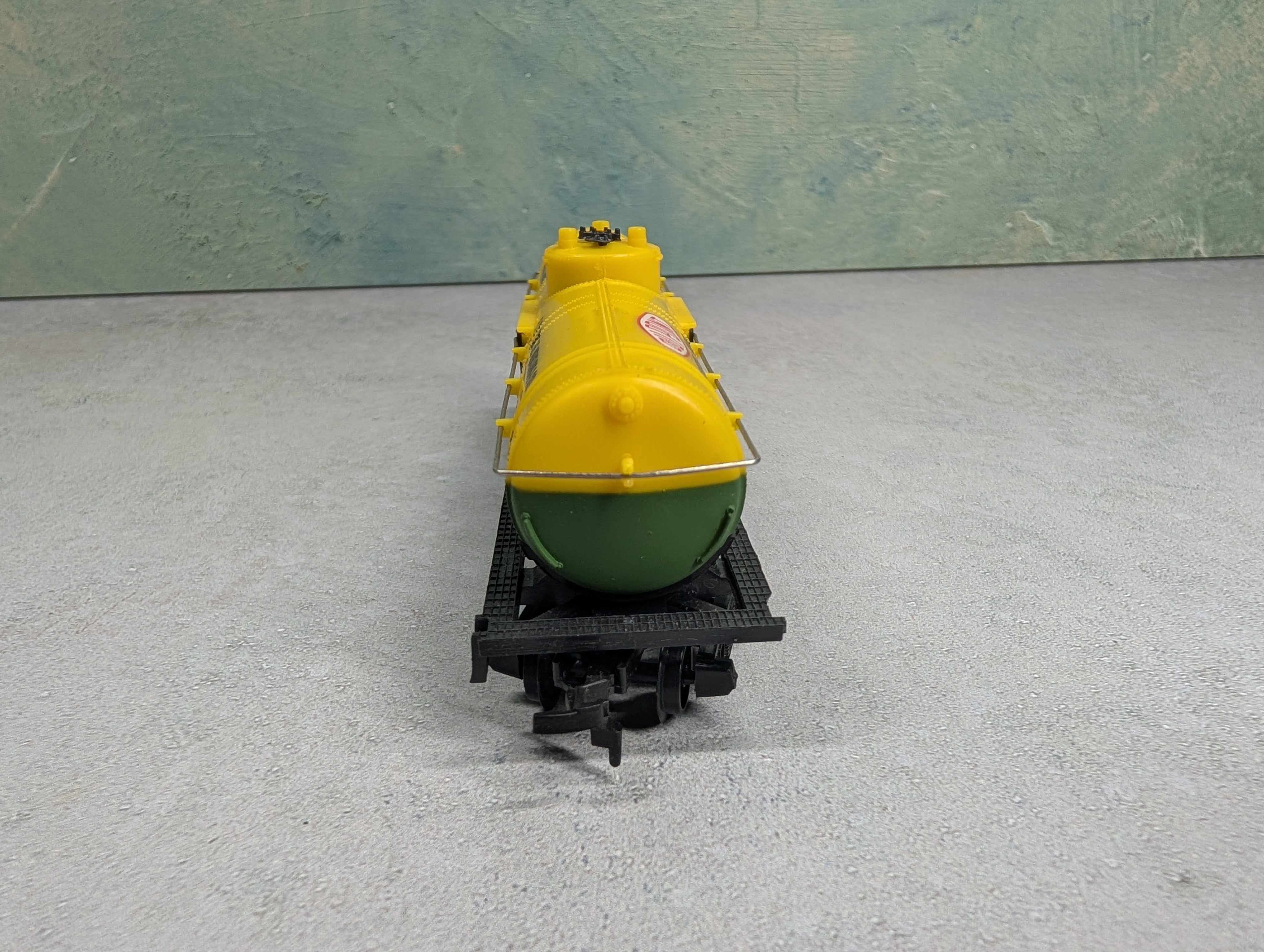 USED Model Power HO Scale 40' Tank Car Dupont DUPX #2675