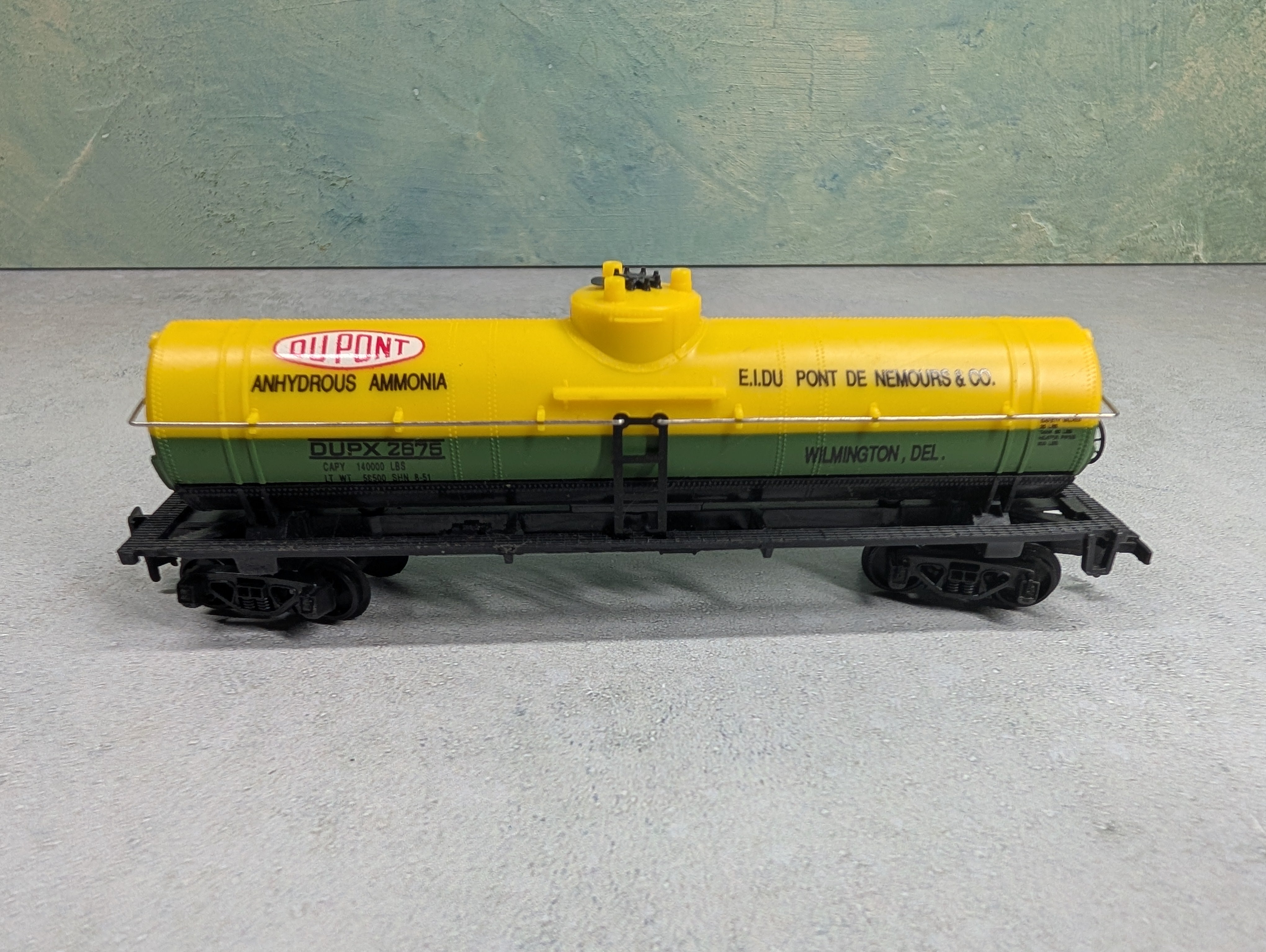 USED Model Power HO Scale 40' Tank Car Dupont DUPX #2675