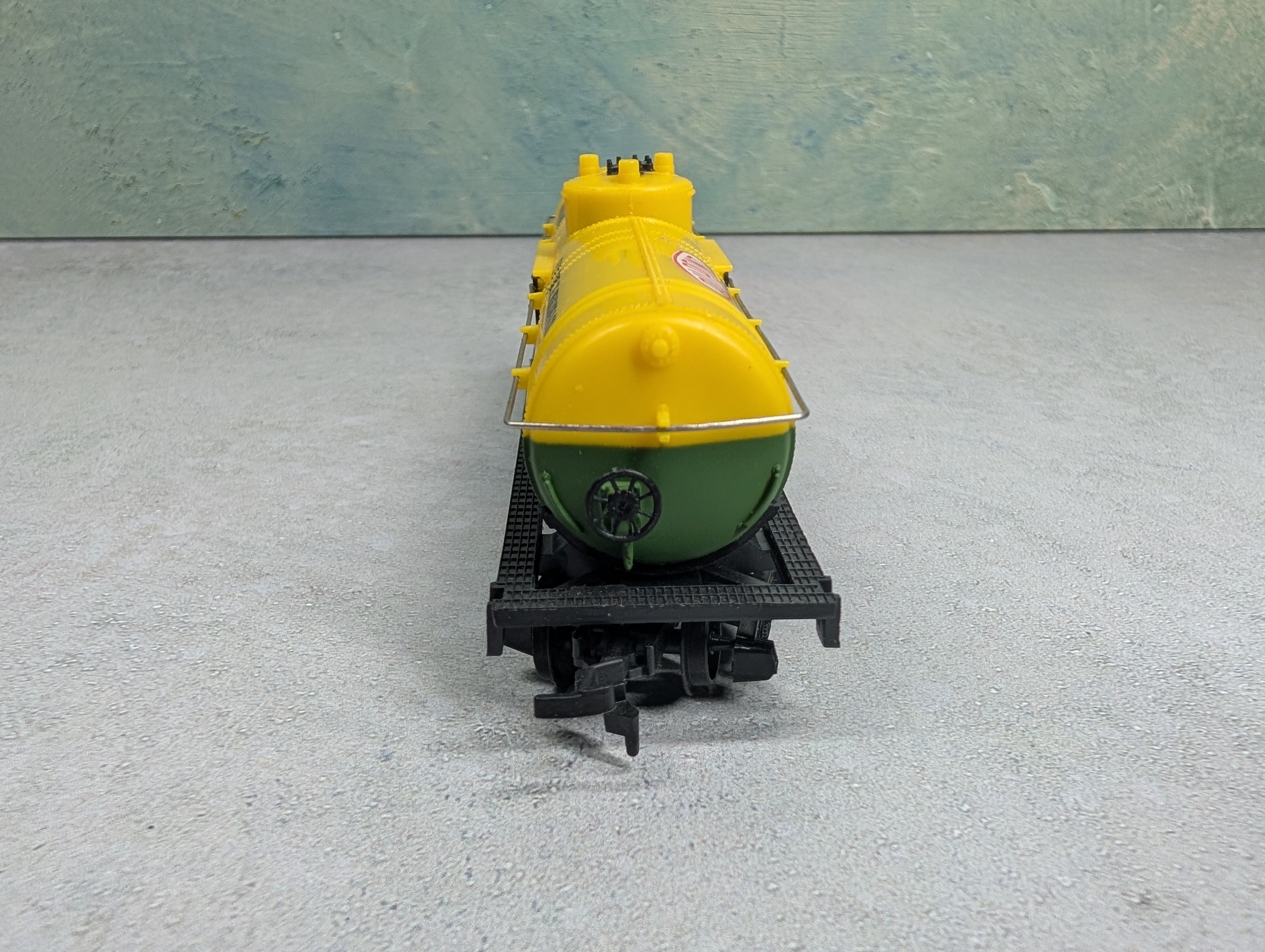 USED Model Power HO Scale 40' Tank Car Dupont DUPX #2675