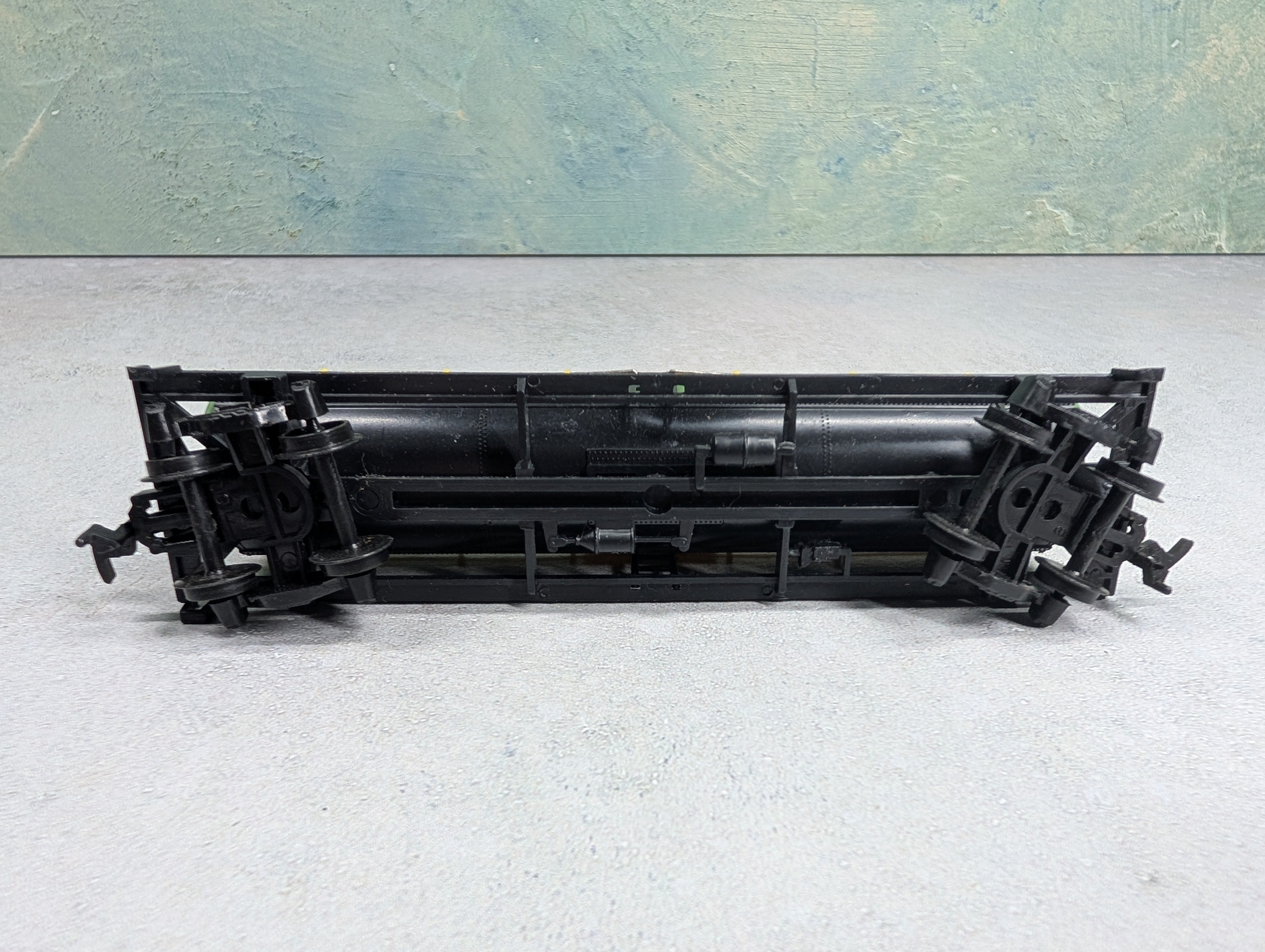 USED Model Power HO Scale 40' Tank Car Dupont DUPX #2675