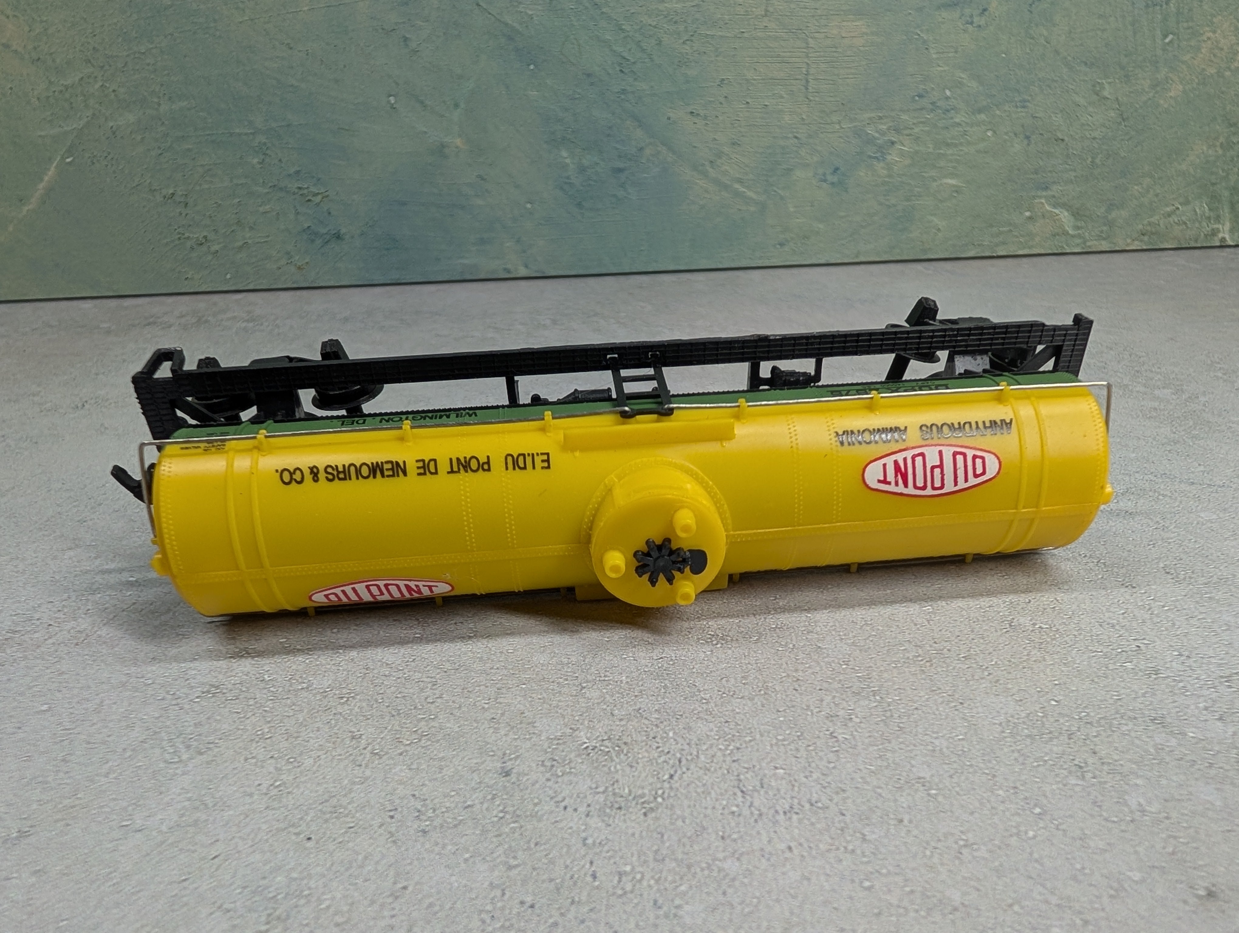 USED Model Power HO Scale 40' Tank Car Dupont DUPX #2675