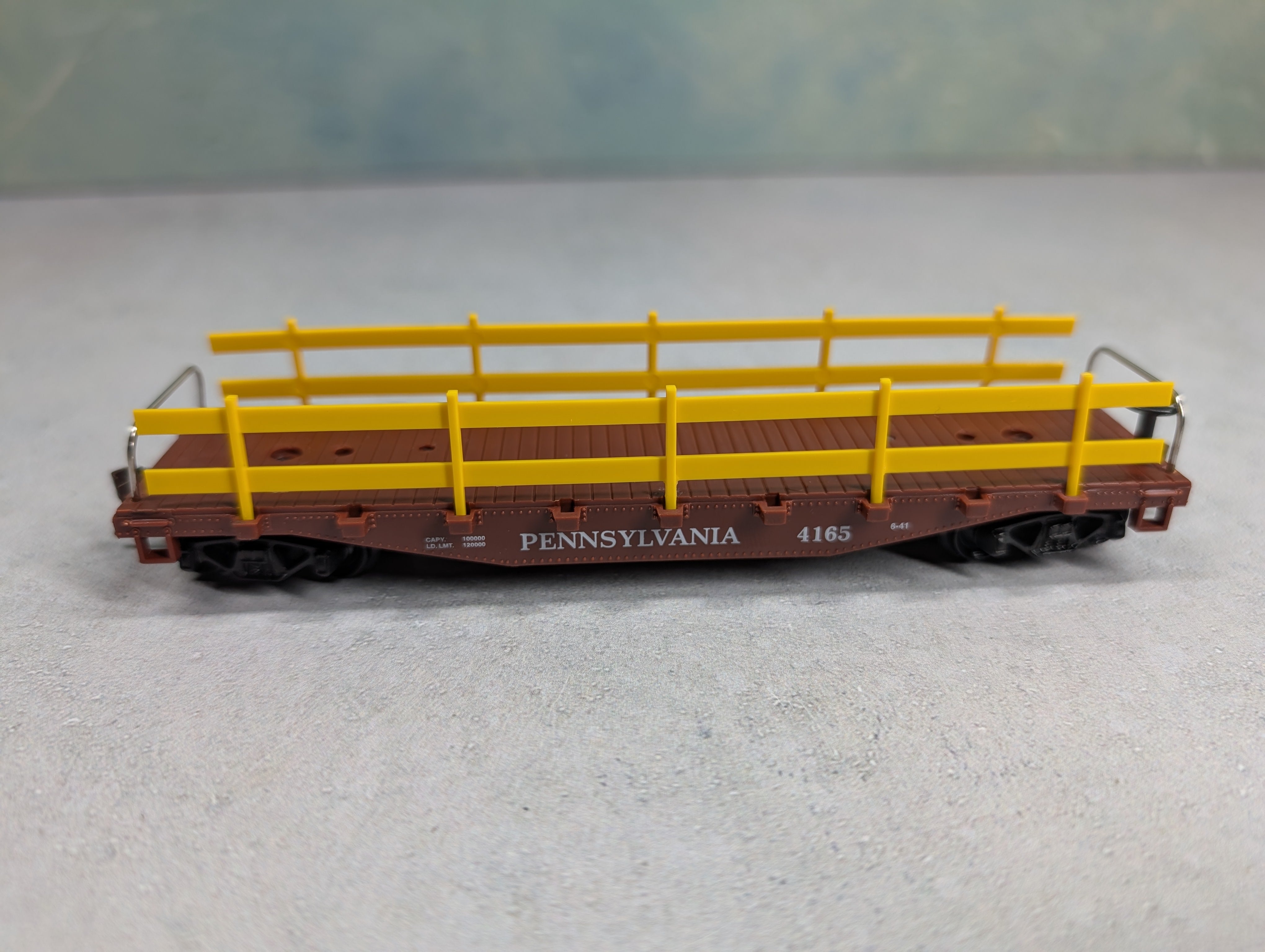 USED Model Power 98231 HO Scale 40' Flat Car w/ Guard Rails Pennsylvania #4165 Knuckle Couplers