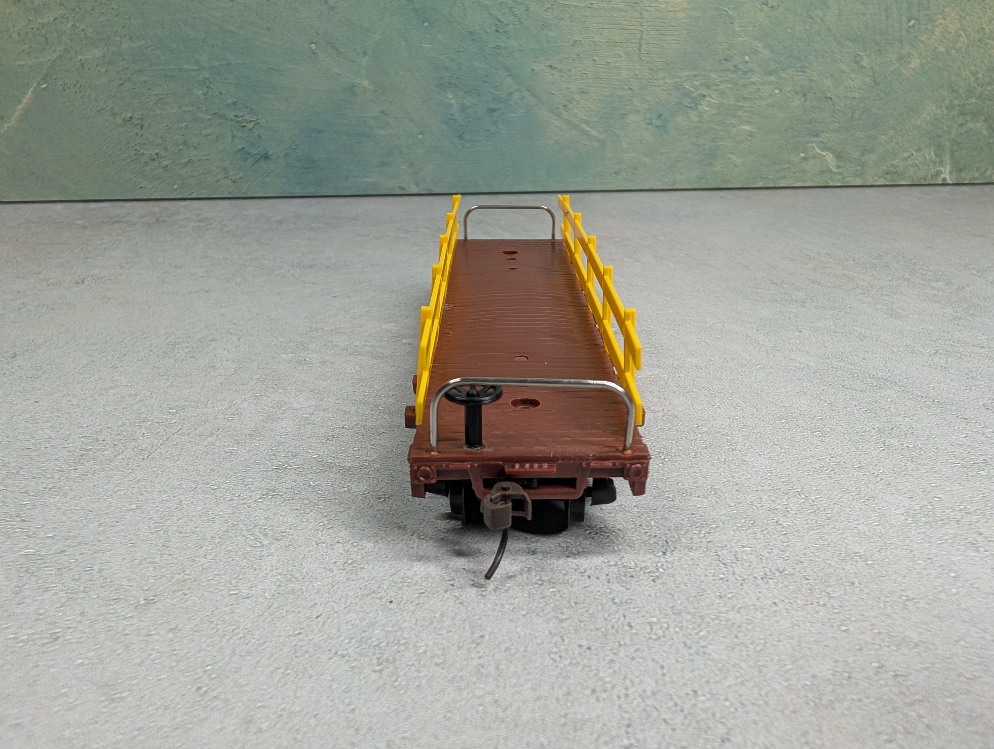 USED Model Power 98231 HO Scale 40' Flat Car w/ Guard Rails Pennsylvania #4165 Knuckle Couplers