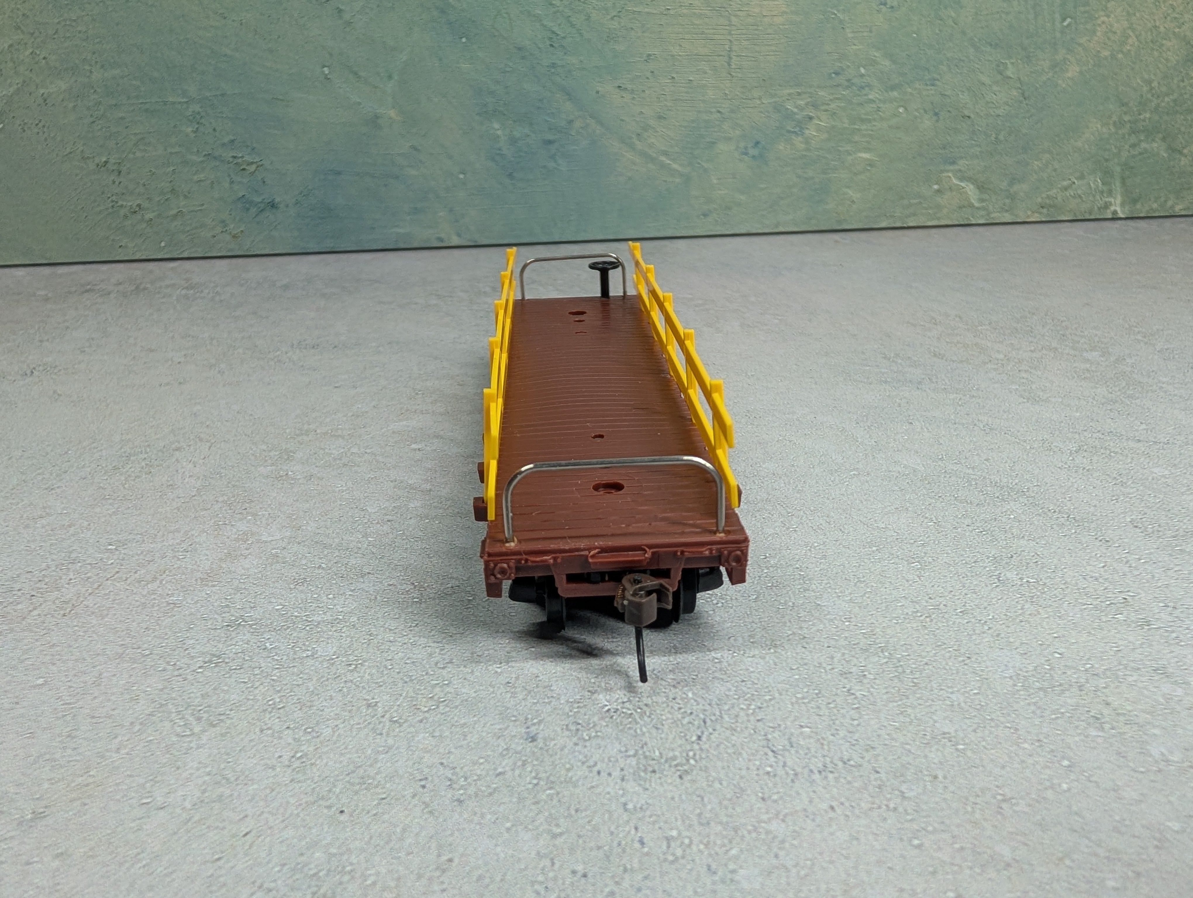 USED Model Power 98231 HO Scale 40' Flat Car w/ Guard Rails Pennsylvania #4165 Knuckle Couplers