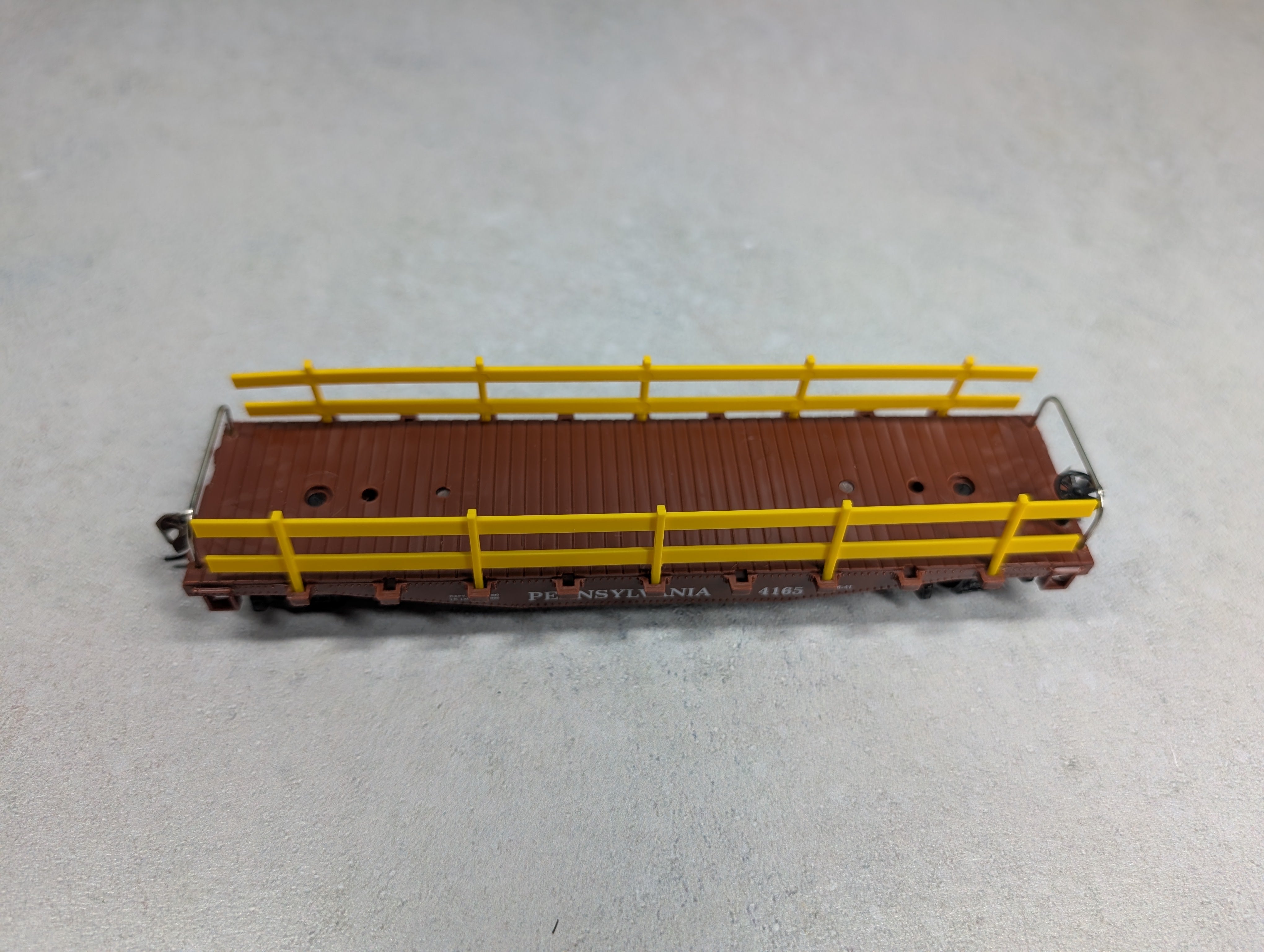 USED Model Power 98231 HO Scale 40' Flat Car w/ Guard Rails Pennsylvania #4165 Knuckle Couplers