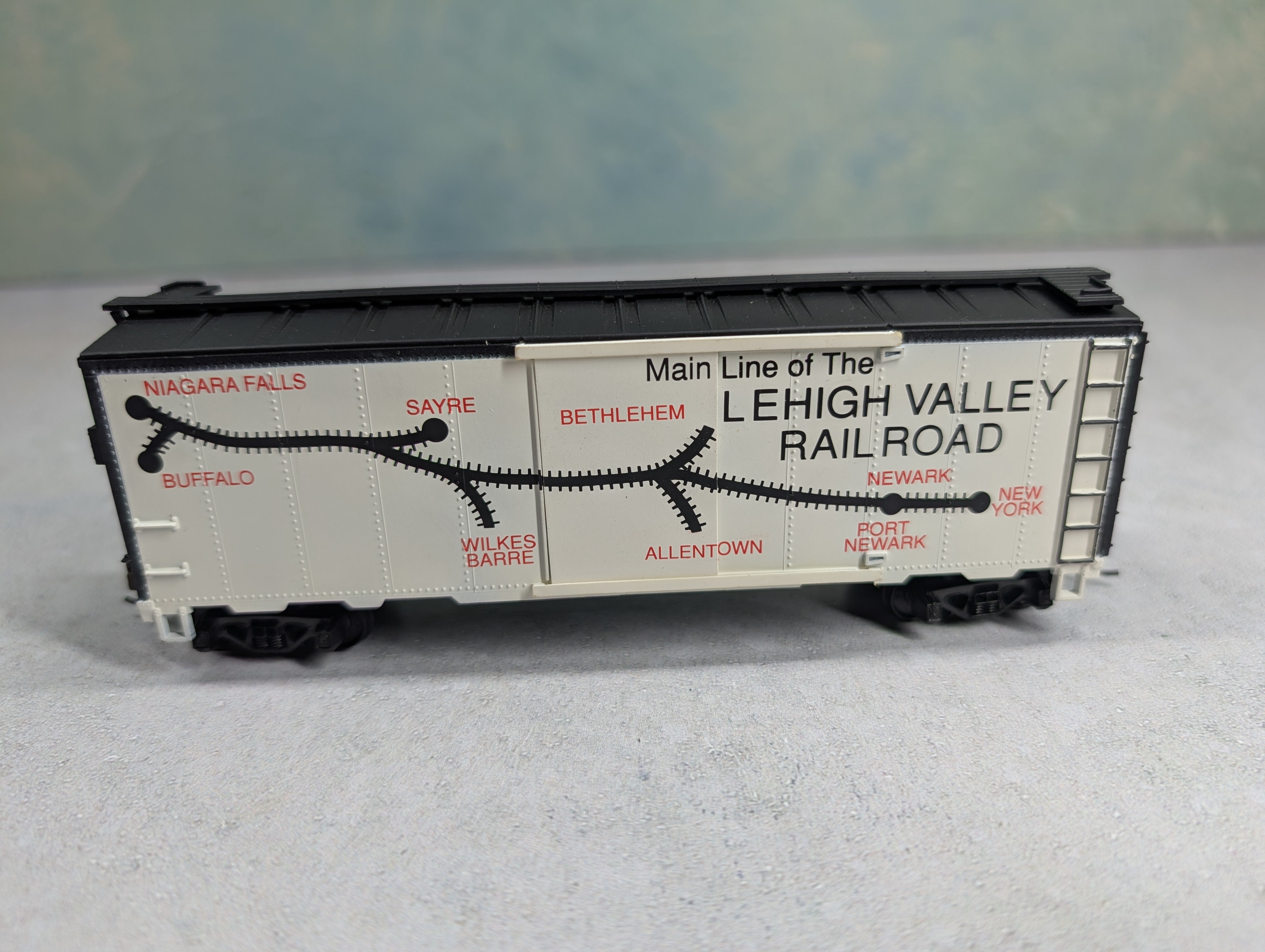 USED Mantua 734-527 HO Scale 40' Box Car Lehigh Valley Knuckle Couplers