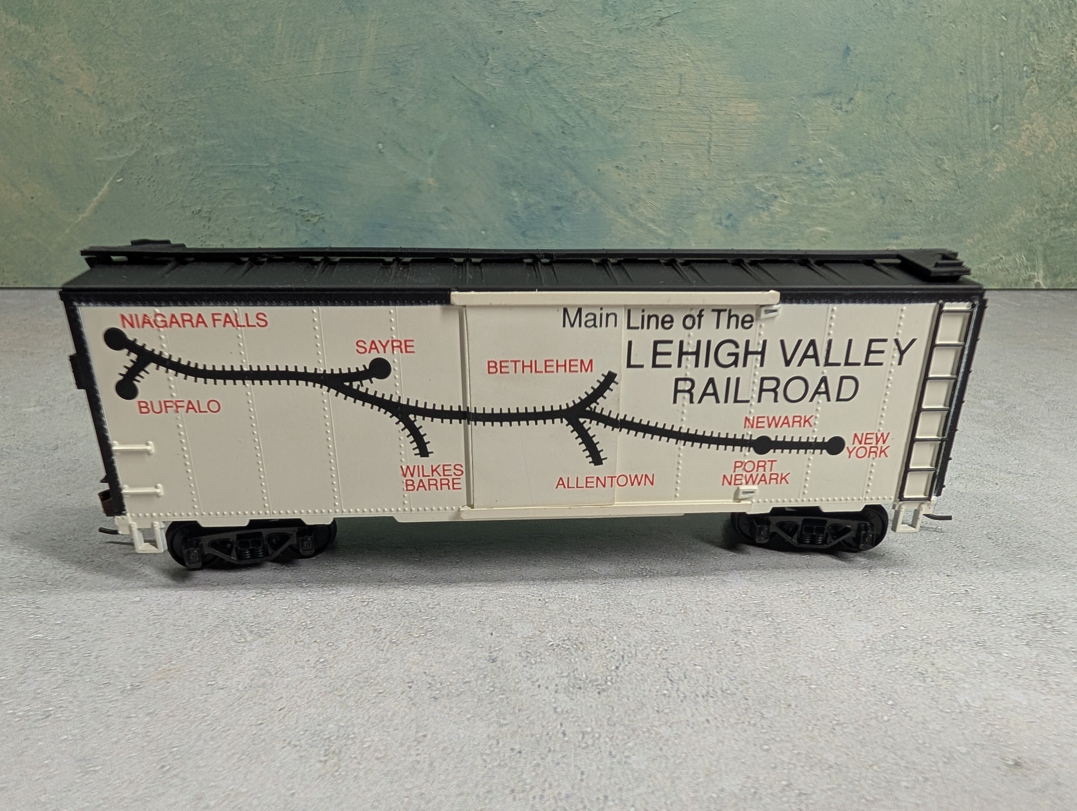 USED Mantua 734-527 HO Scale 40' Box Car Lehigh Valley Knuckle Couplers