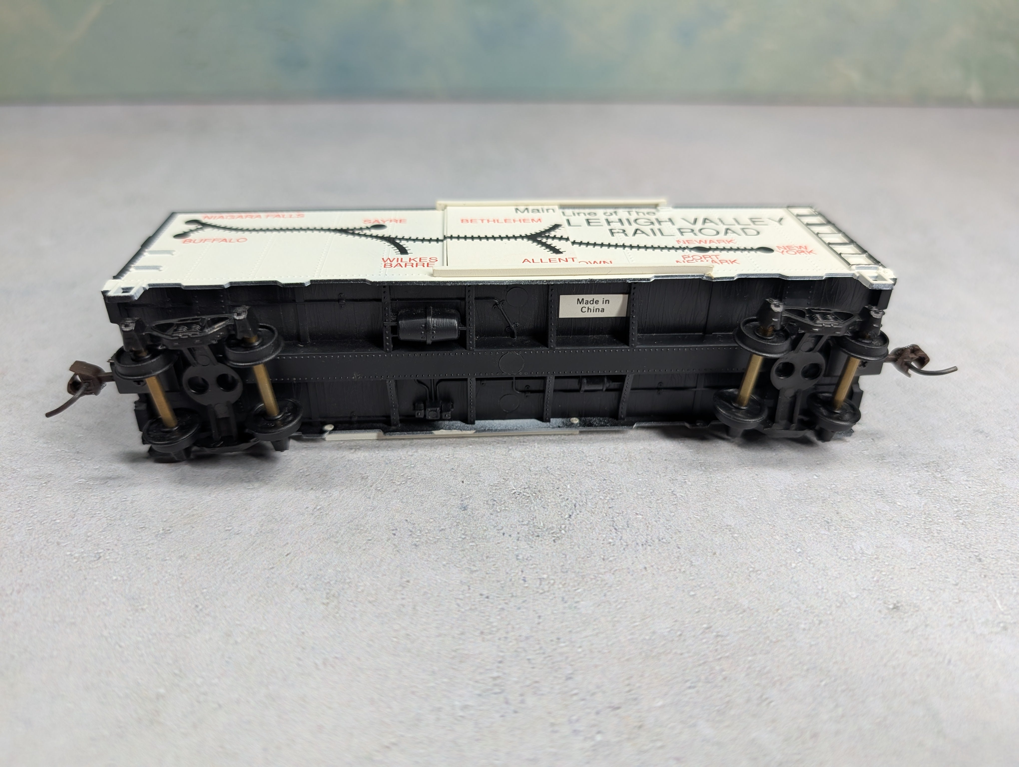 USED Mantua 734-527 HO Scale 40' Box Car Lehigh Valley Knuckle Couplers