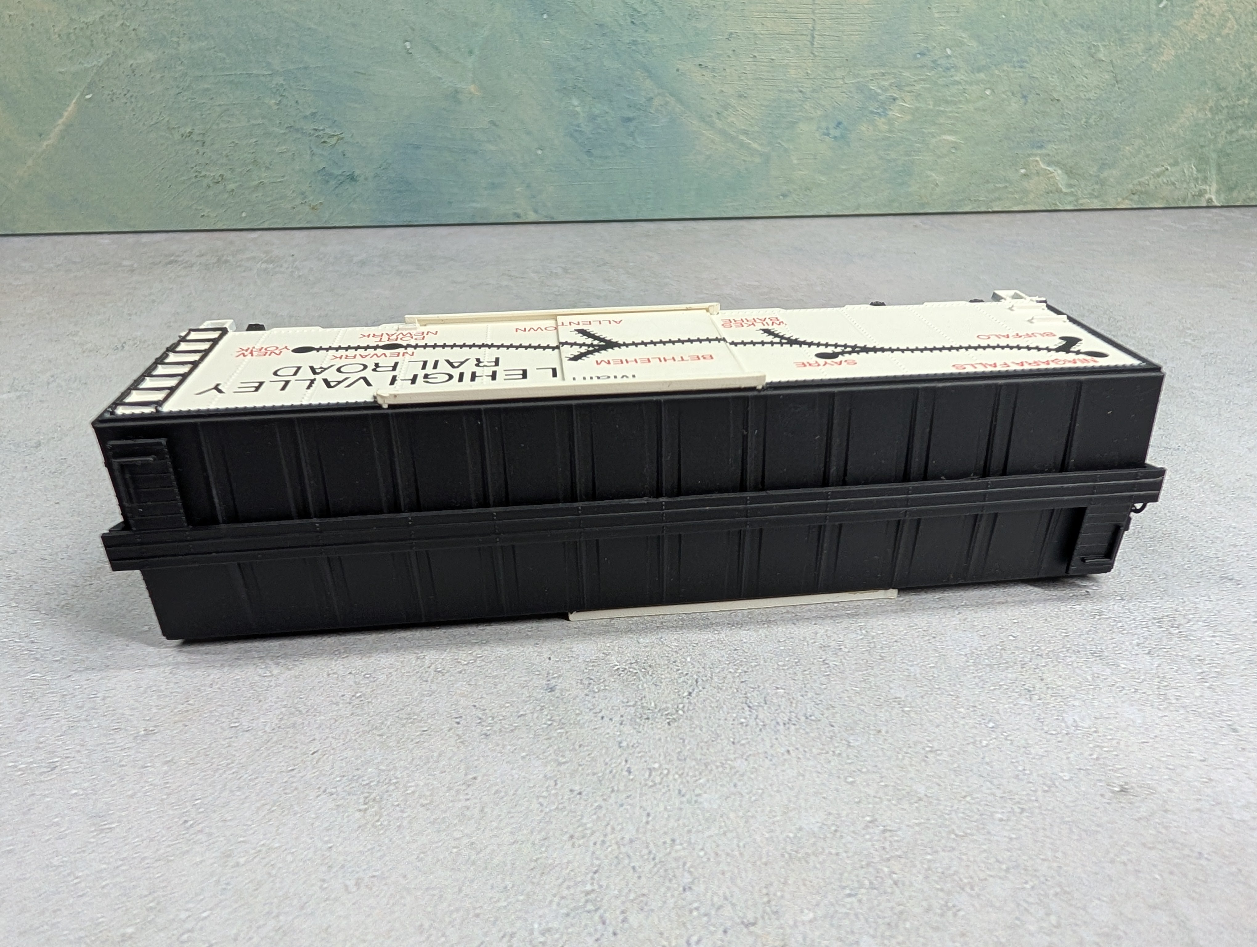 USED Mantua 734-527 HO Scale 40' Box Car Lehigh Valley Knuckle Couplers