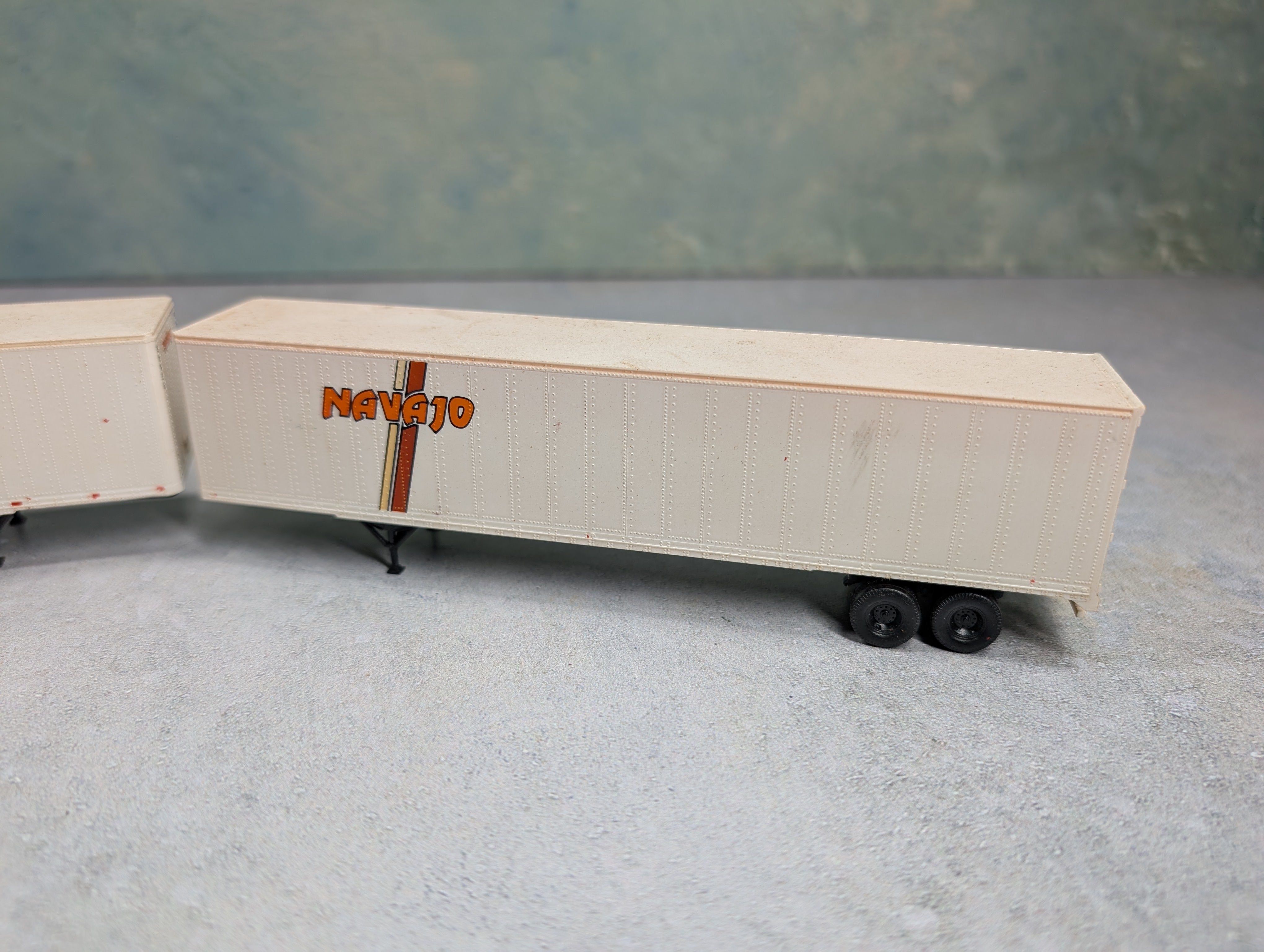 USED Walthers HO Scale 47' Trailers Navajo (2 pcs)
