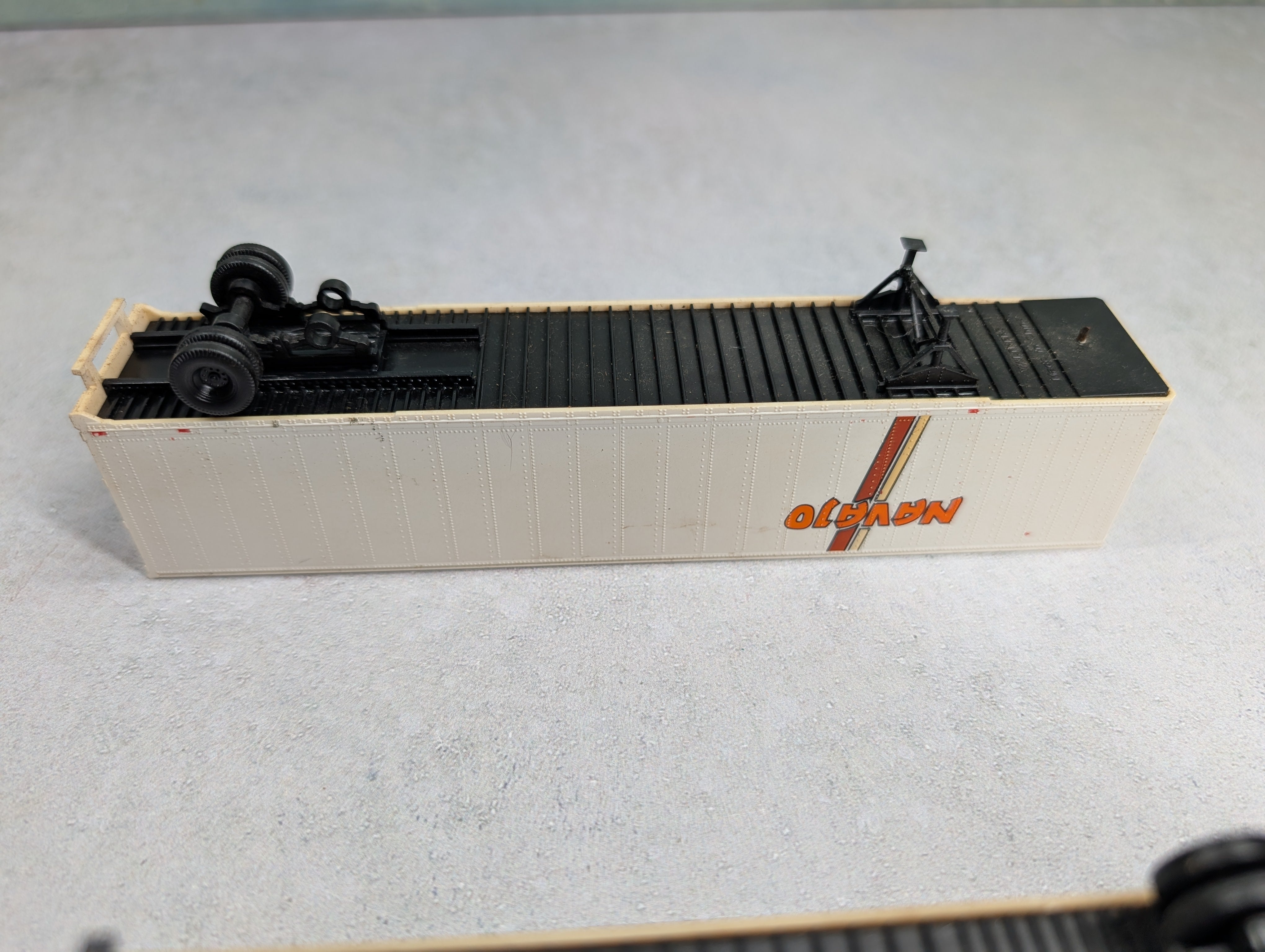 USED Walthers HO Scale 47' Trailers Navajo (2 pcs)