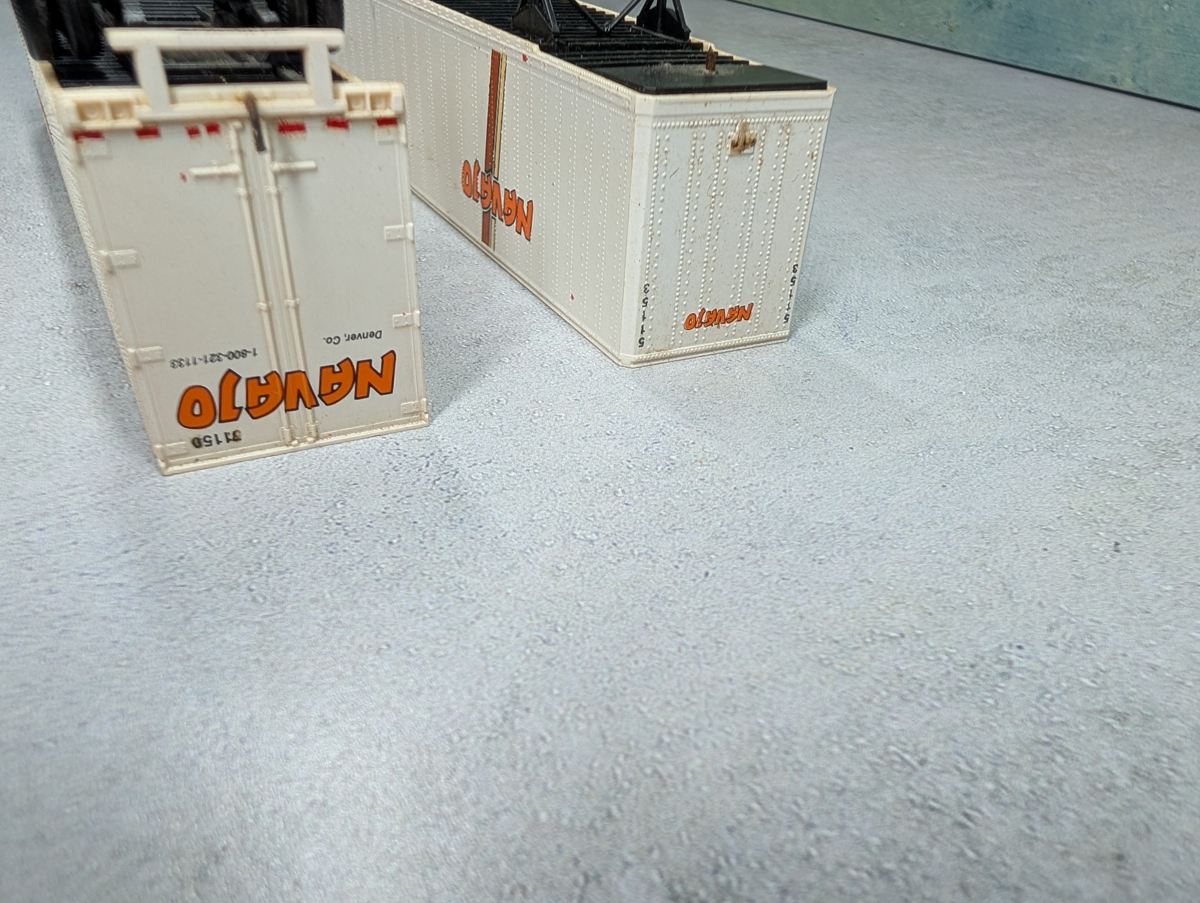 USED Walthers HO Scale 47' Trailers Navajo (2 pcs)
