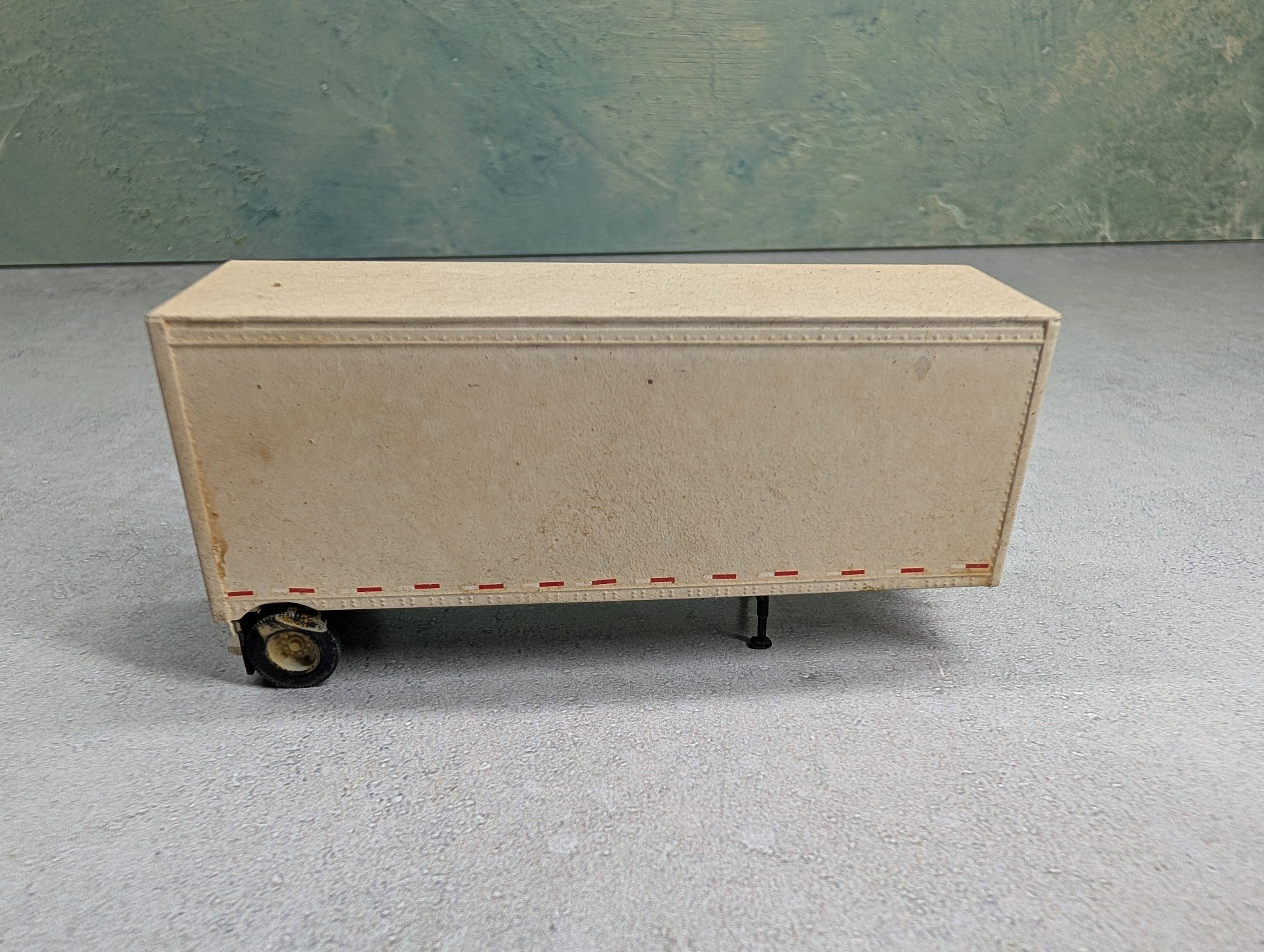 USED HO Scale 28' Trailer Yellow Light Weathering