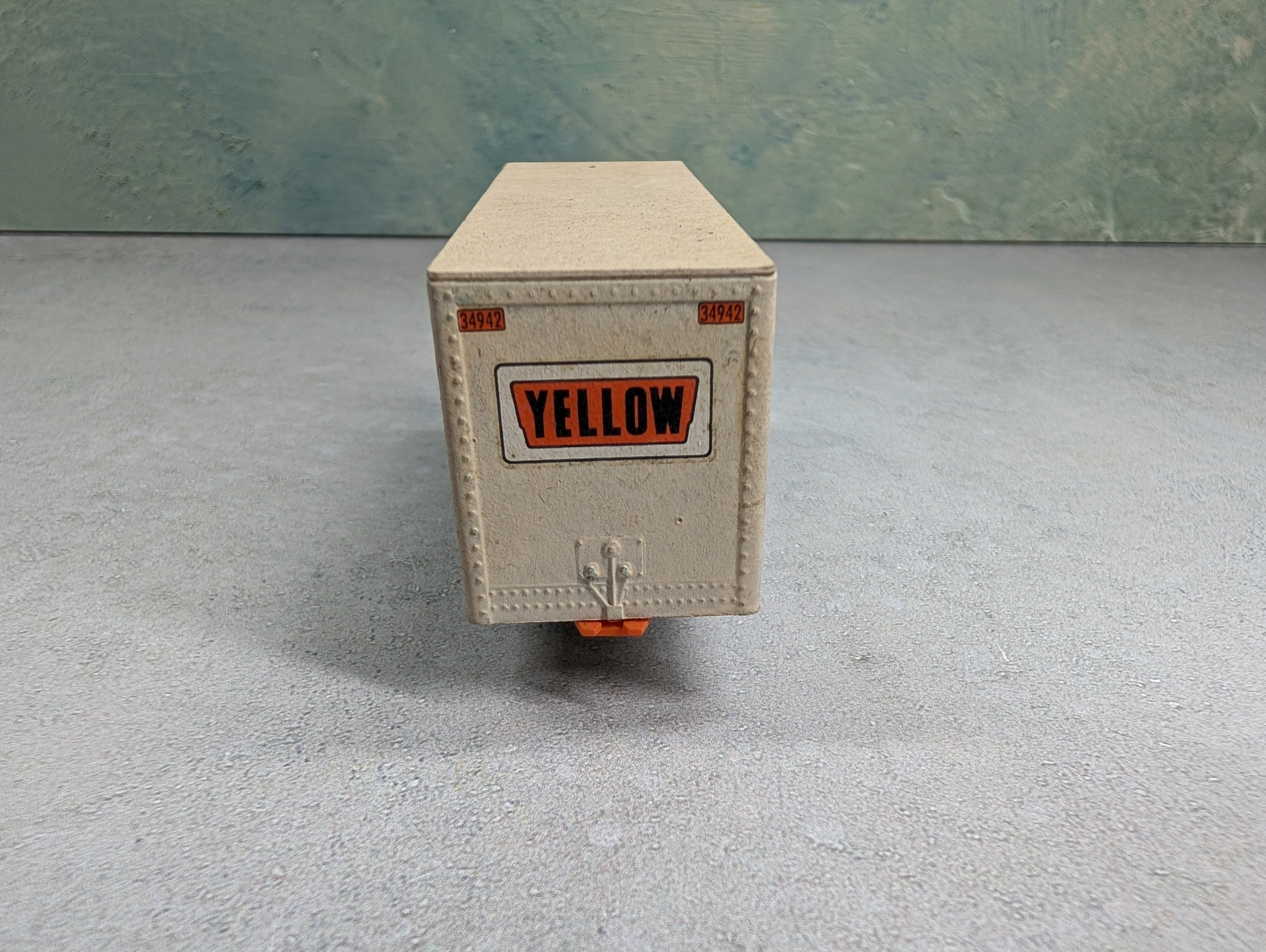 USED HO Scale 28' Trailer Yellow Light Weathering