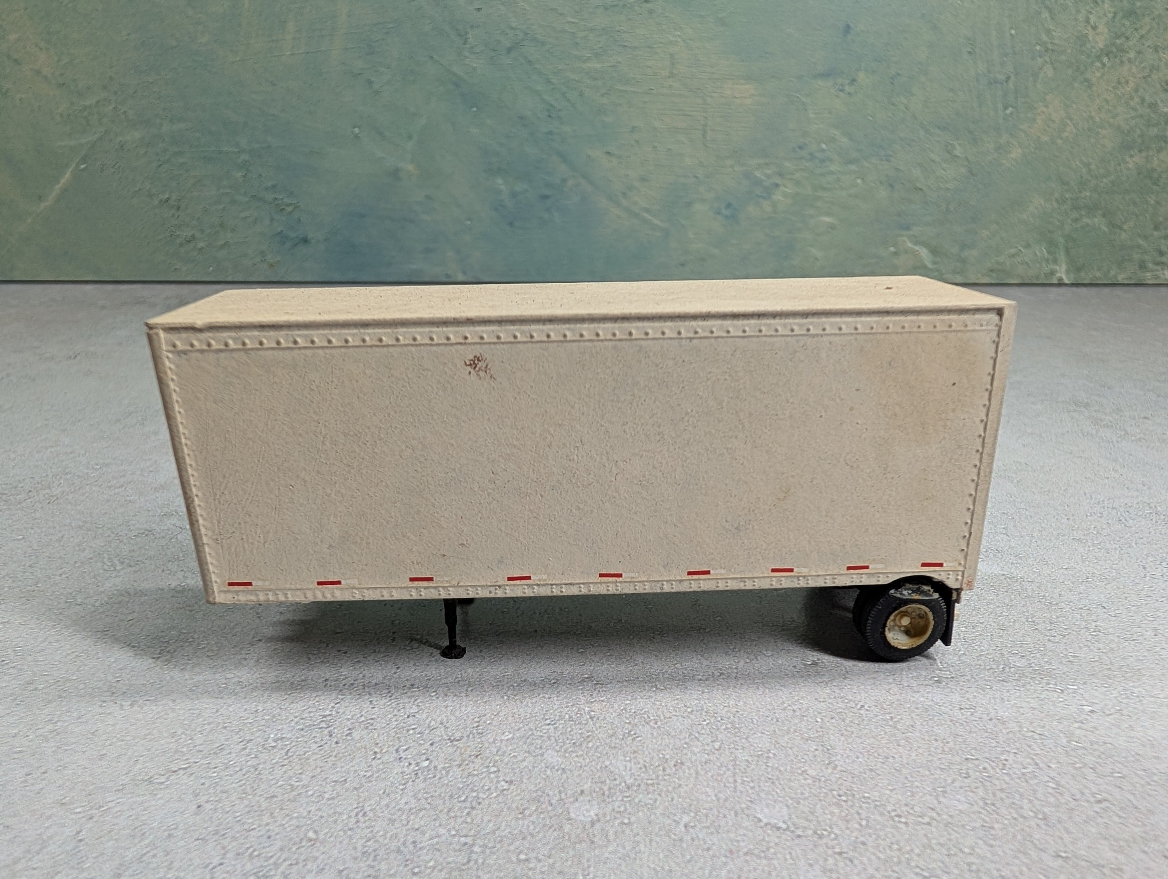 USED HO Scale 28' Trailer Yellow Light Weathering