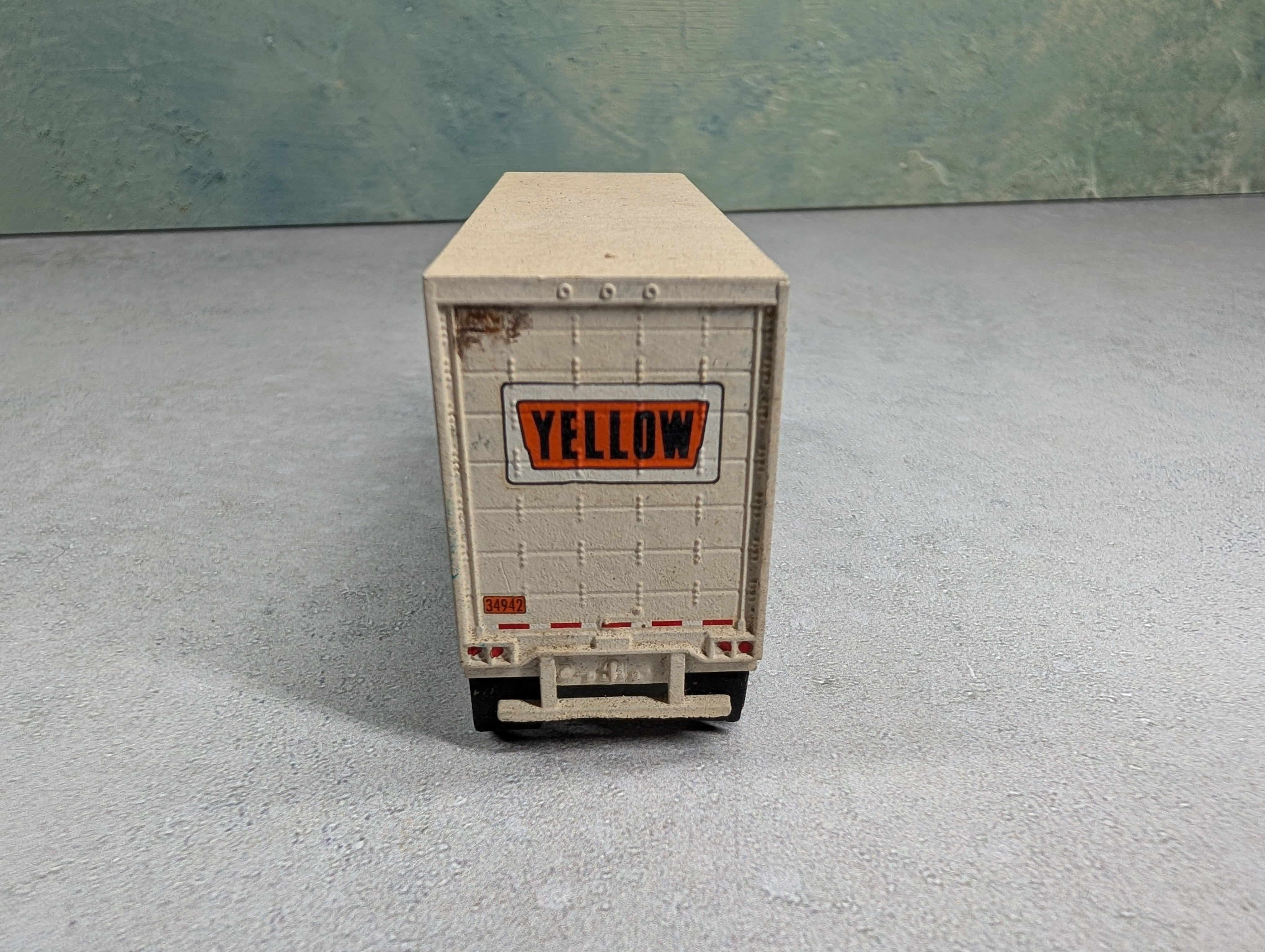 USED HO Scale 28' Trailer Yellow Light Weathering