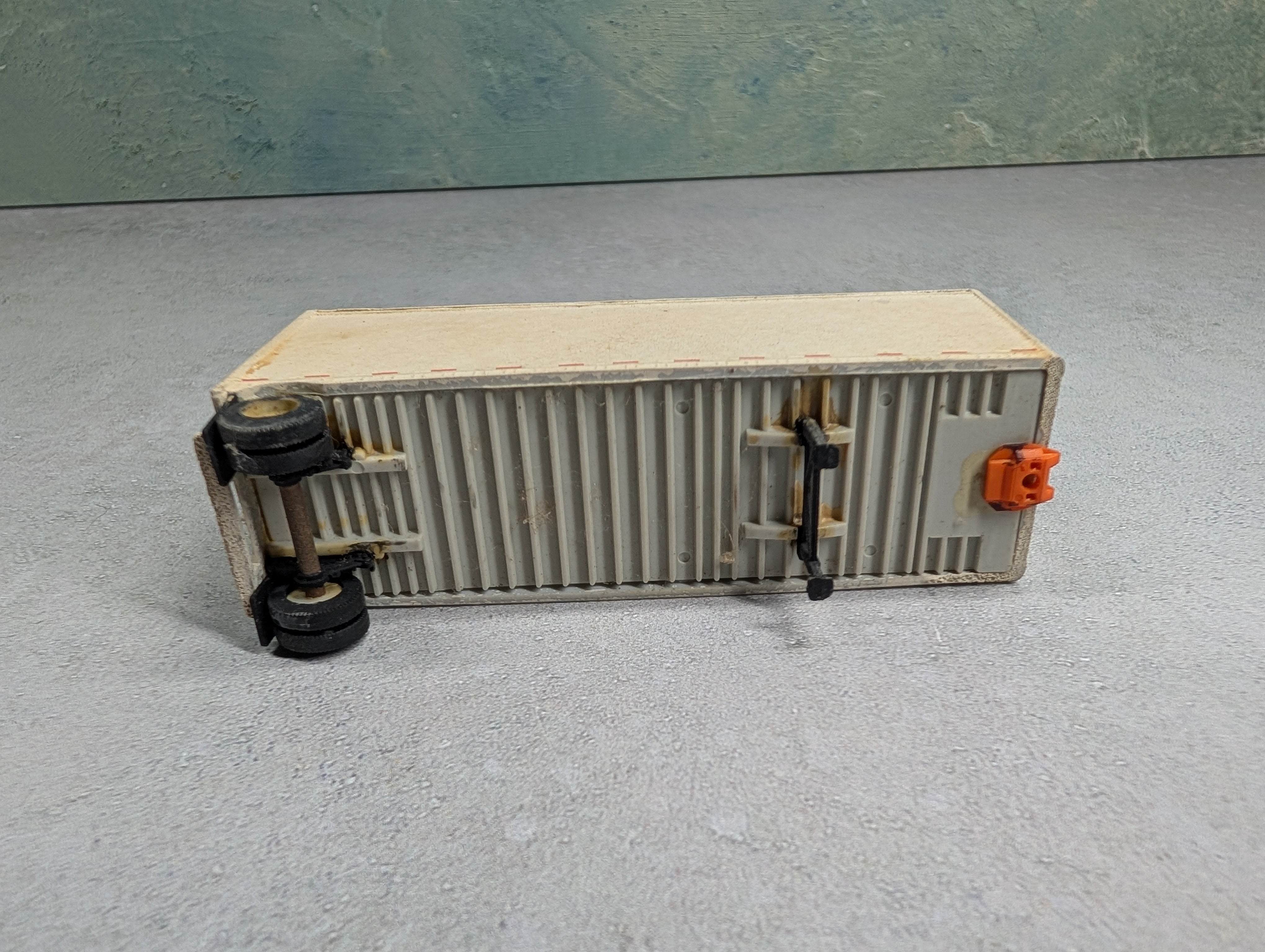 USED HO Scale 28' Trailer Yellow Light Weathering