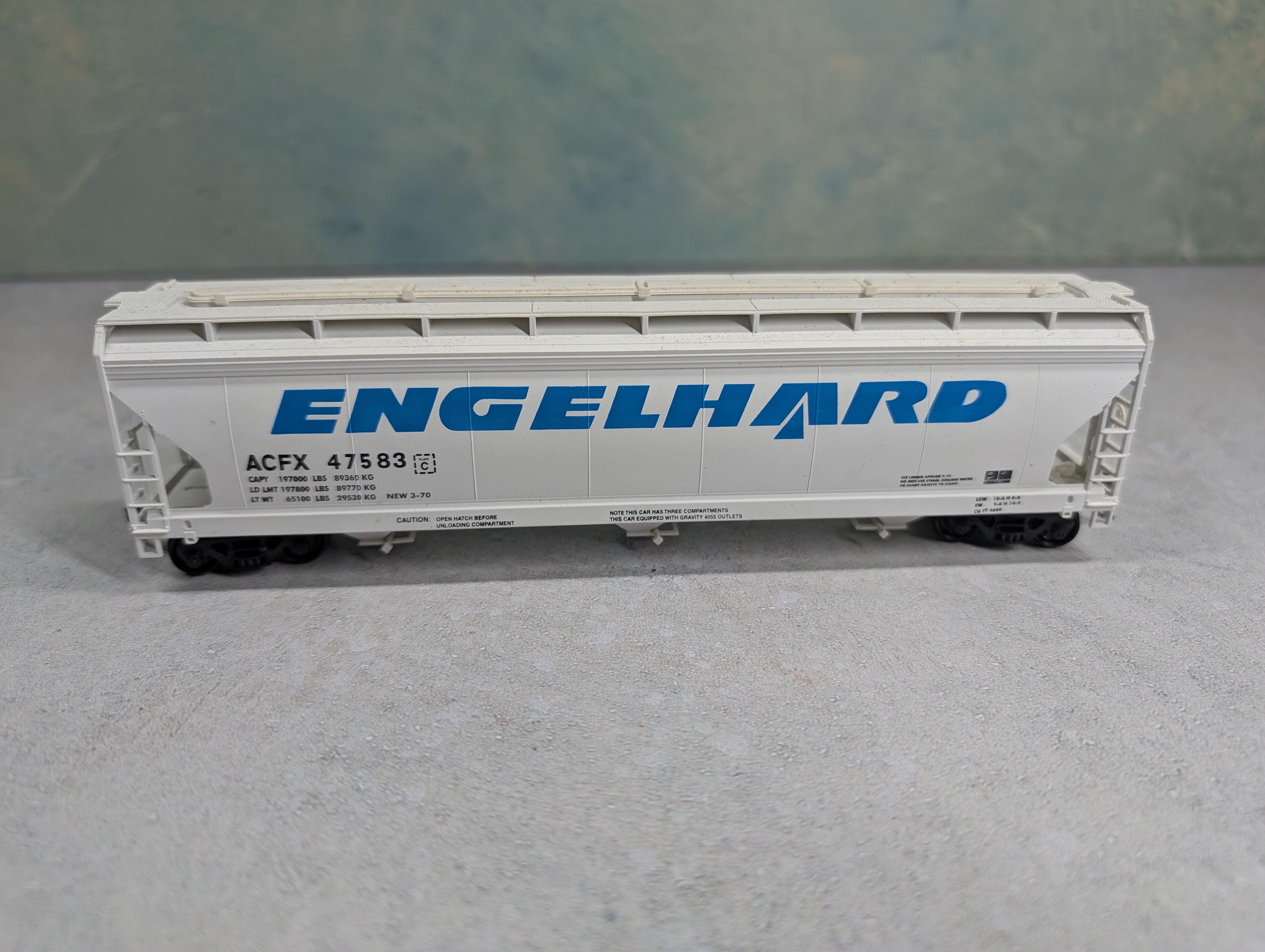USED Accurail HO Scale Covered Hopper Engelhard ACFX #47583