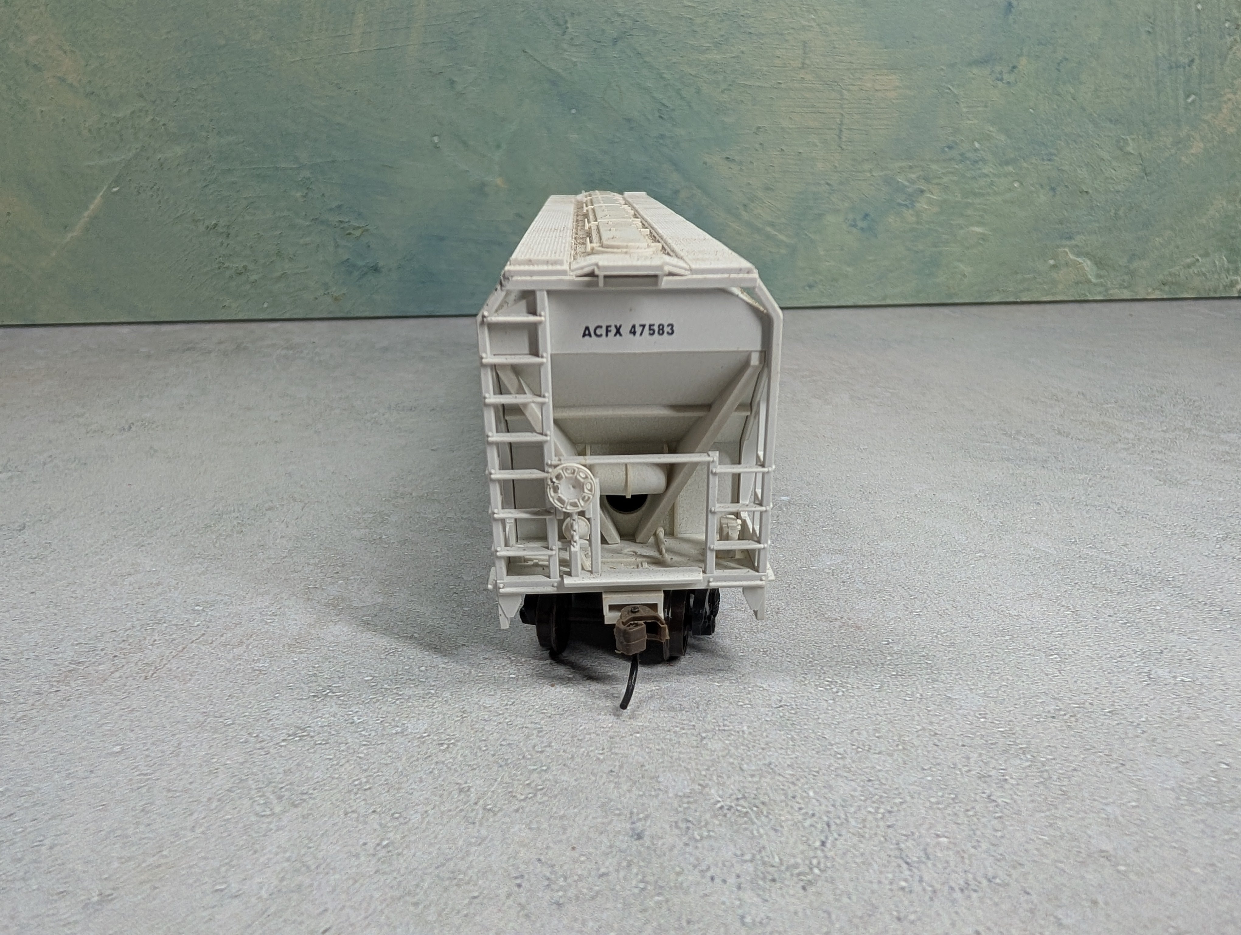 USED Accurail HO Scale Covered Hopper Engelhard ACFX #47583