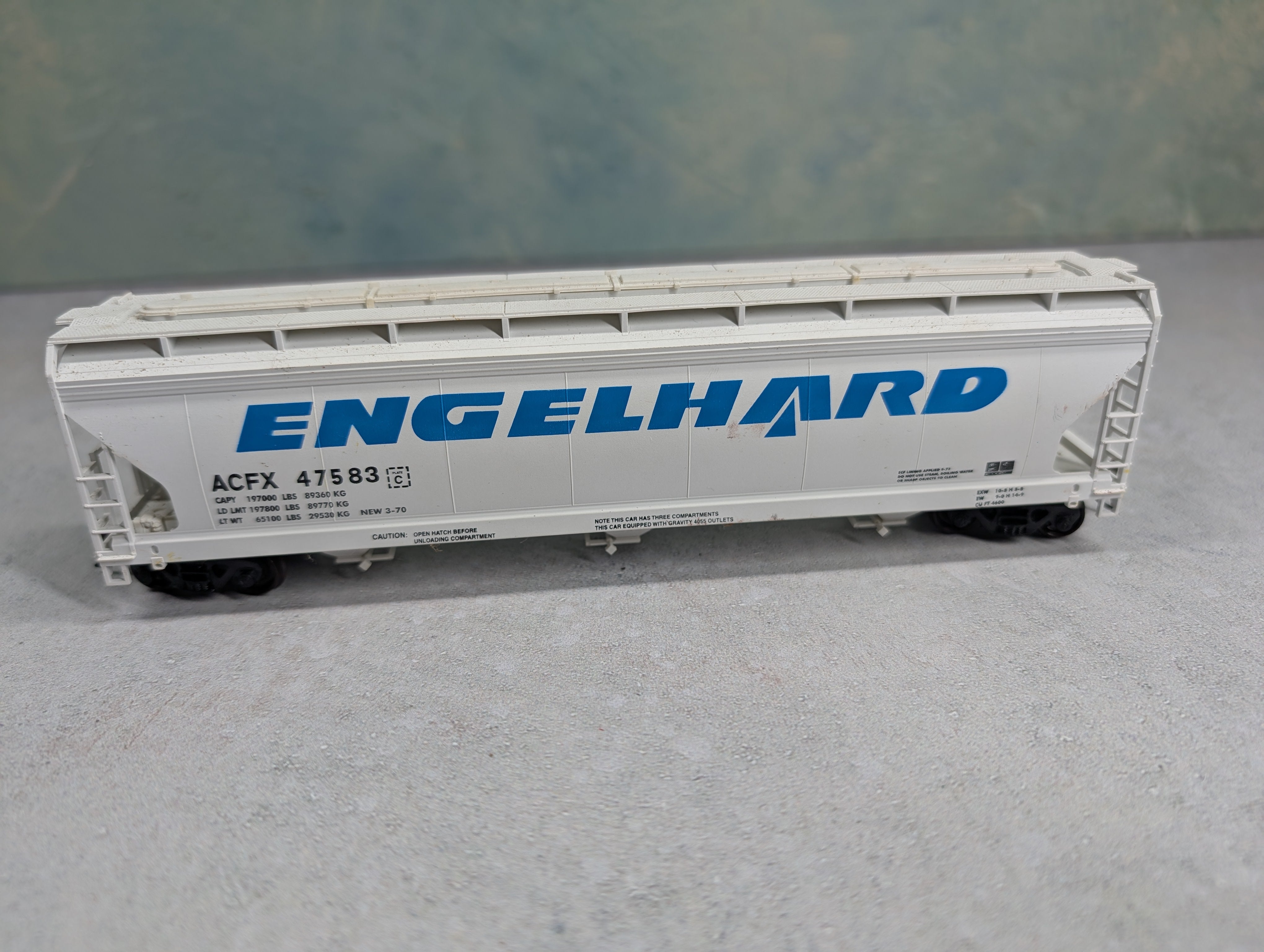 USED Accurail HO Scale Covered Hopper Engelhard ACFX #47583
