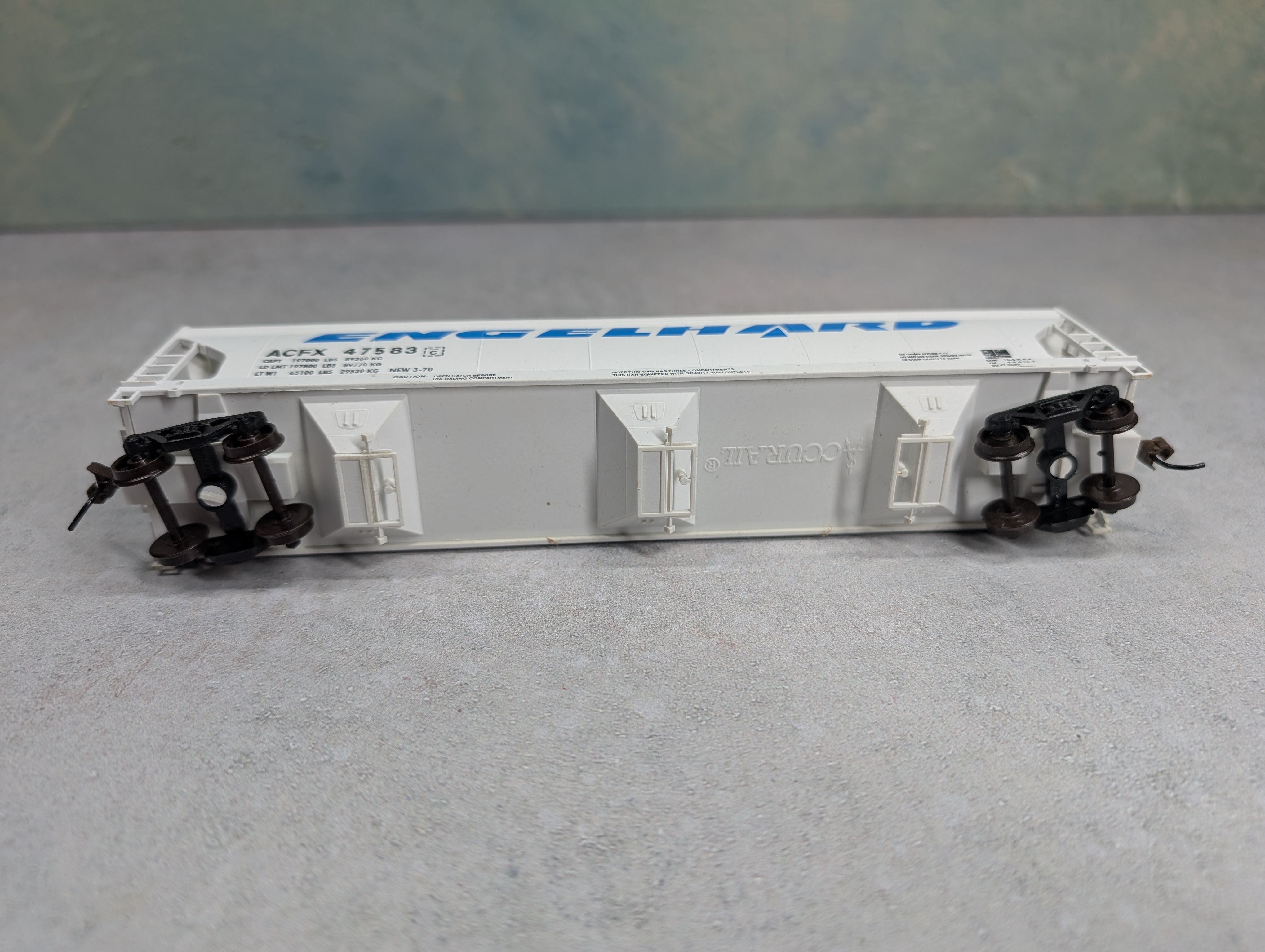 USED Accurail HO Scale Covered Hopper Engelhard ACFX #47583