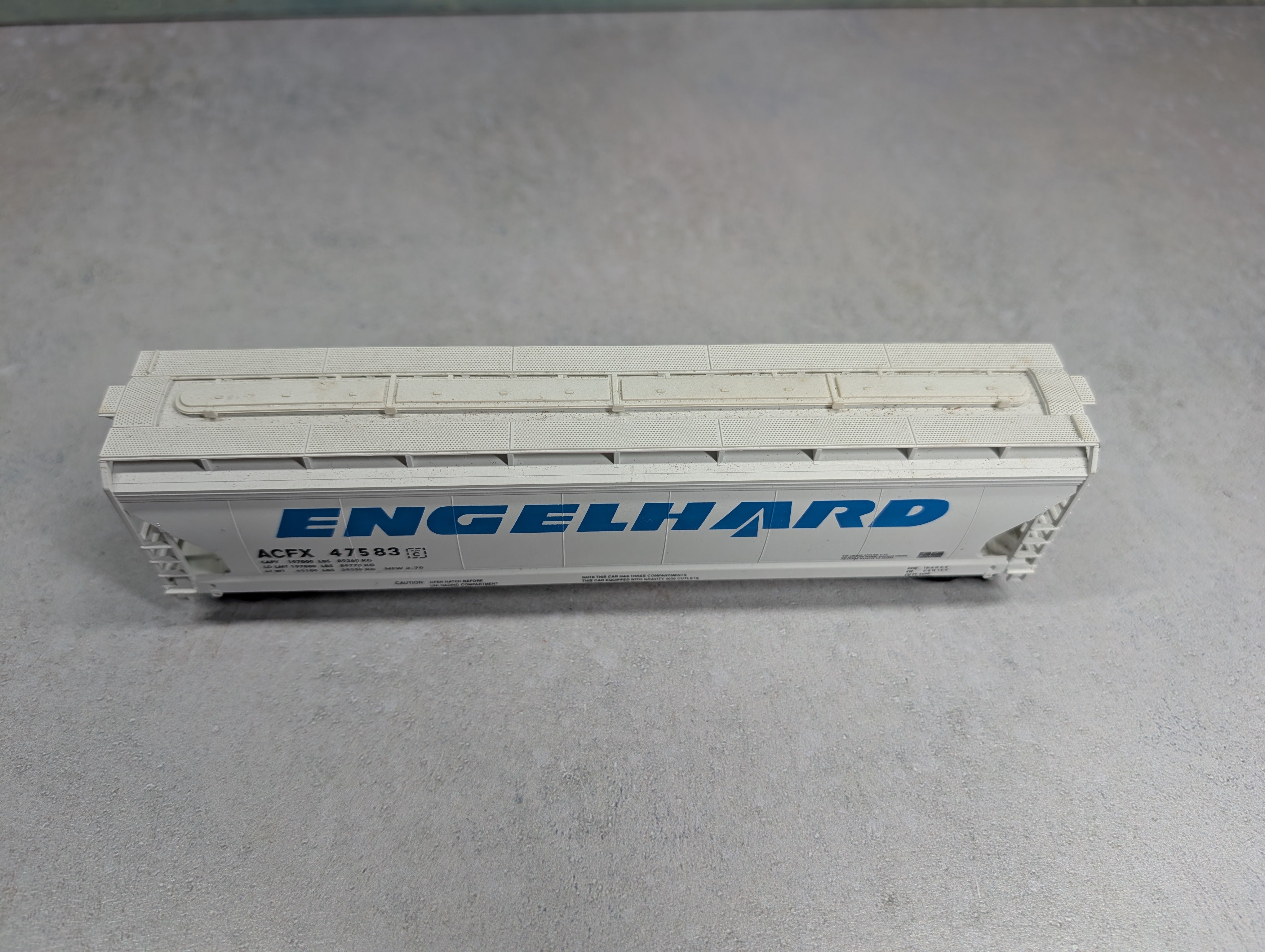 USED Accurail HO Scale Covered Hopper Engelhard ACFX #47583