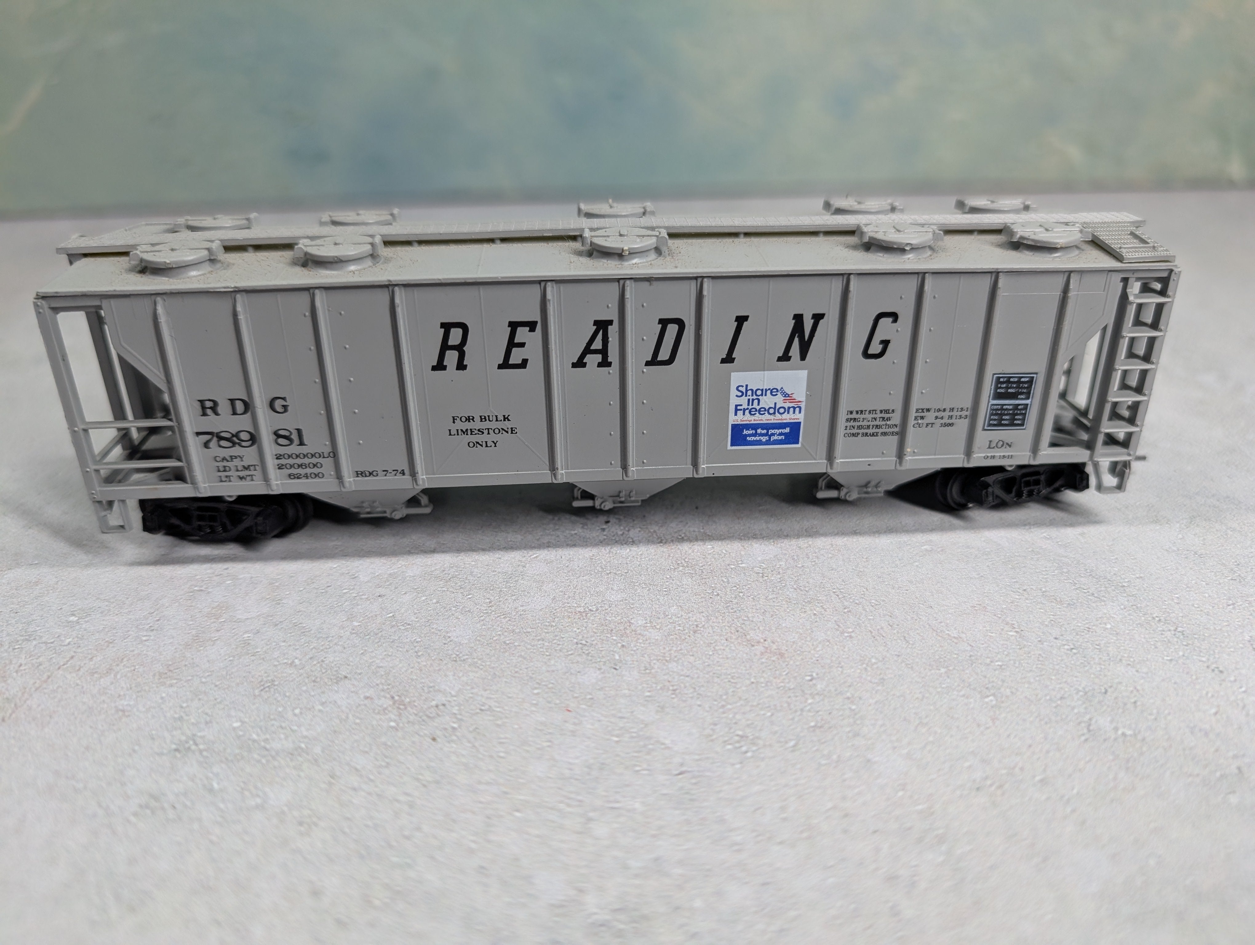 USED HO Scale 3 Bay Covered Hopper Reading RDG #78981