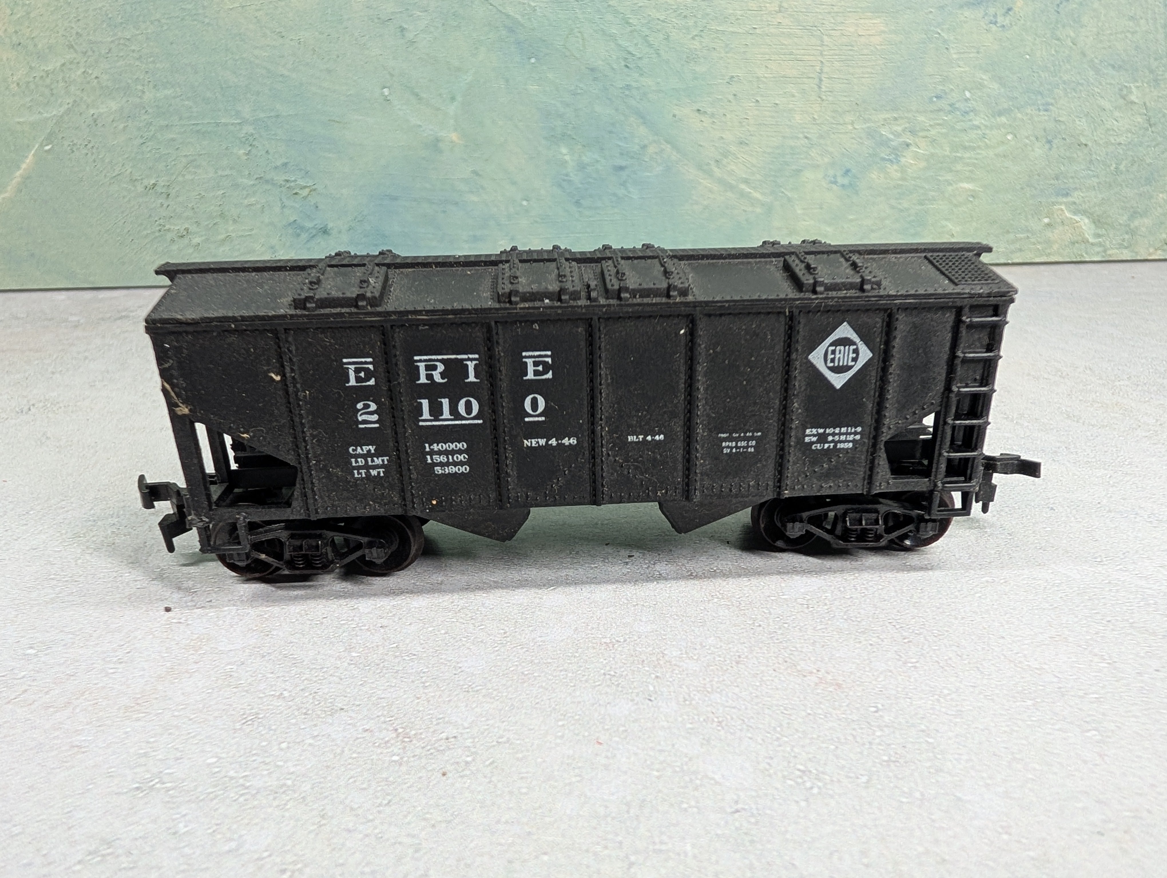 USED HO Scale 2 Bay Covered Hopper Erie #21100