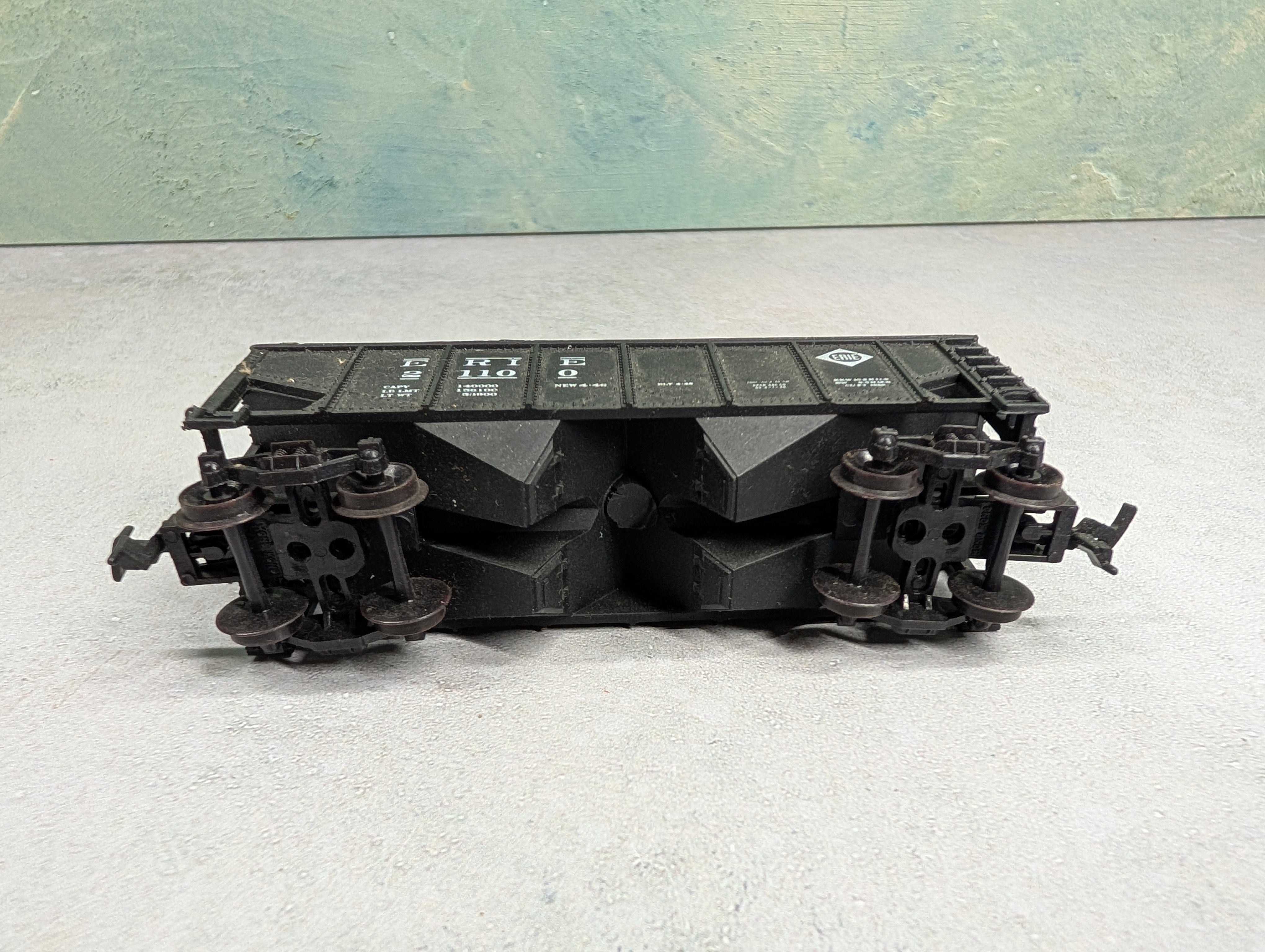 USED HO Scale 2 Bay Covered Hopper Erie #21100