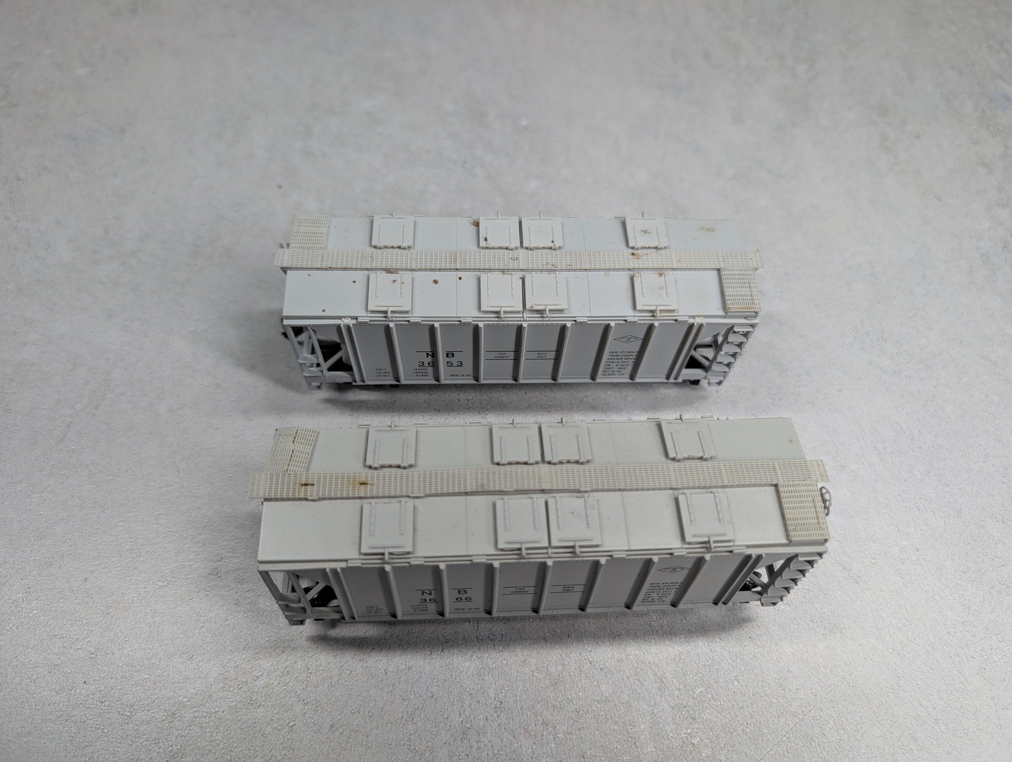 USED Bowser HO Scale Covered Hoppers Northampton and Bath NB #3666, 3653 (2 pcs)