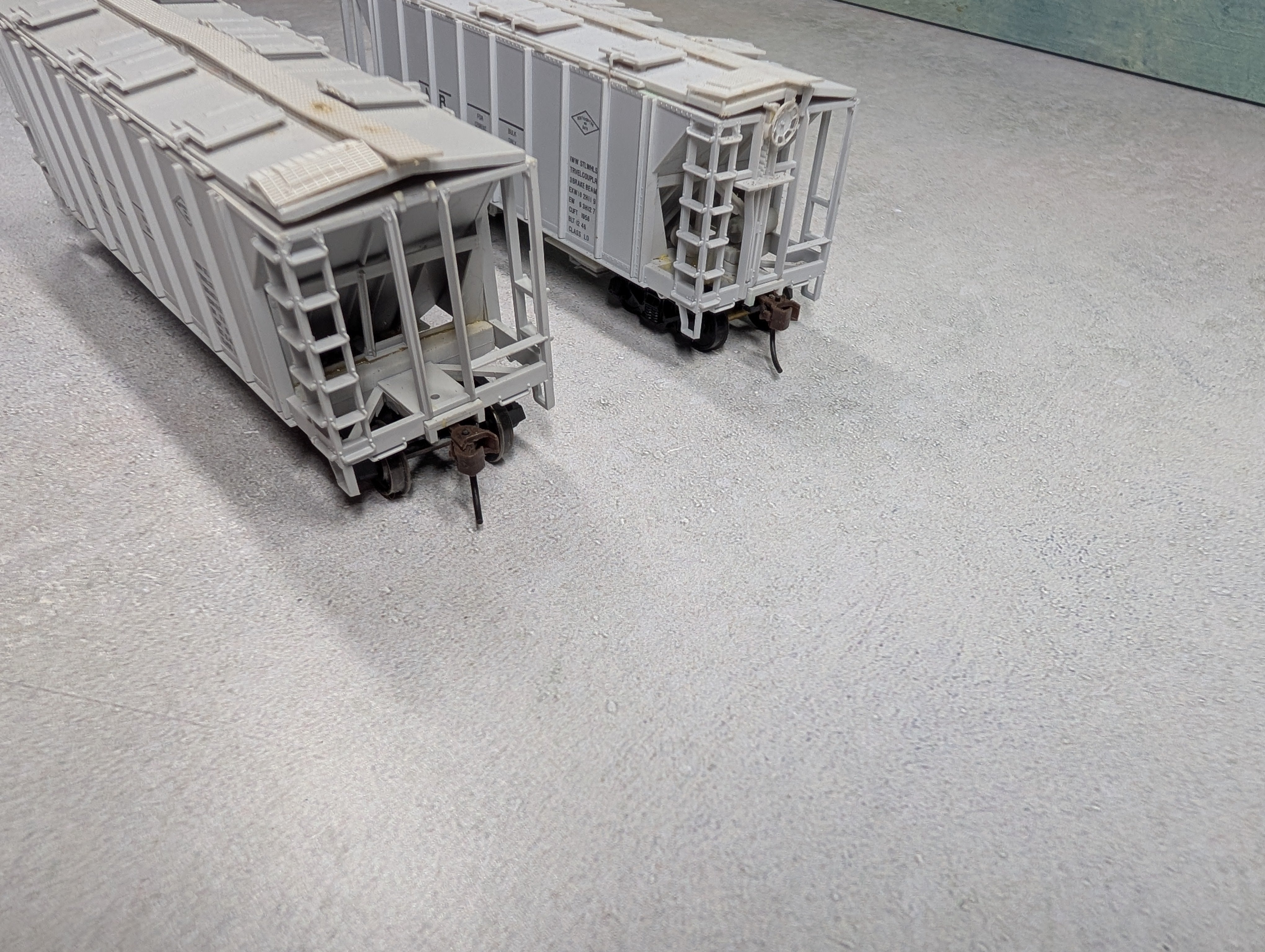 USED Bowser HO Scale Covered Hoppers Northampton and Bath NB #3666, 3653 (2 pcs)