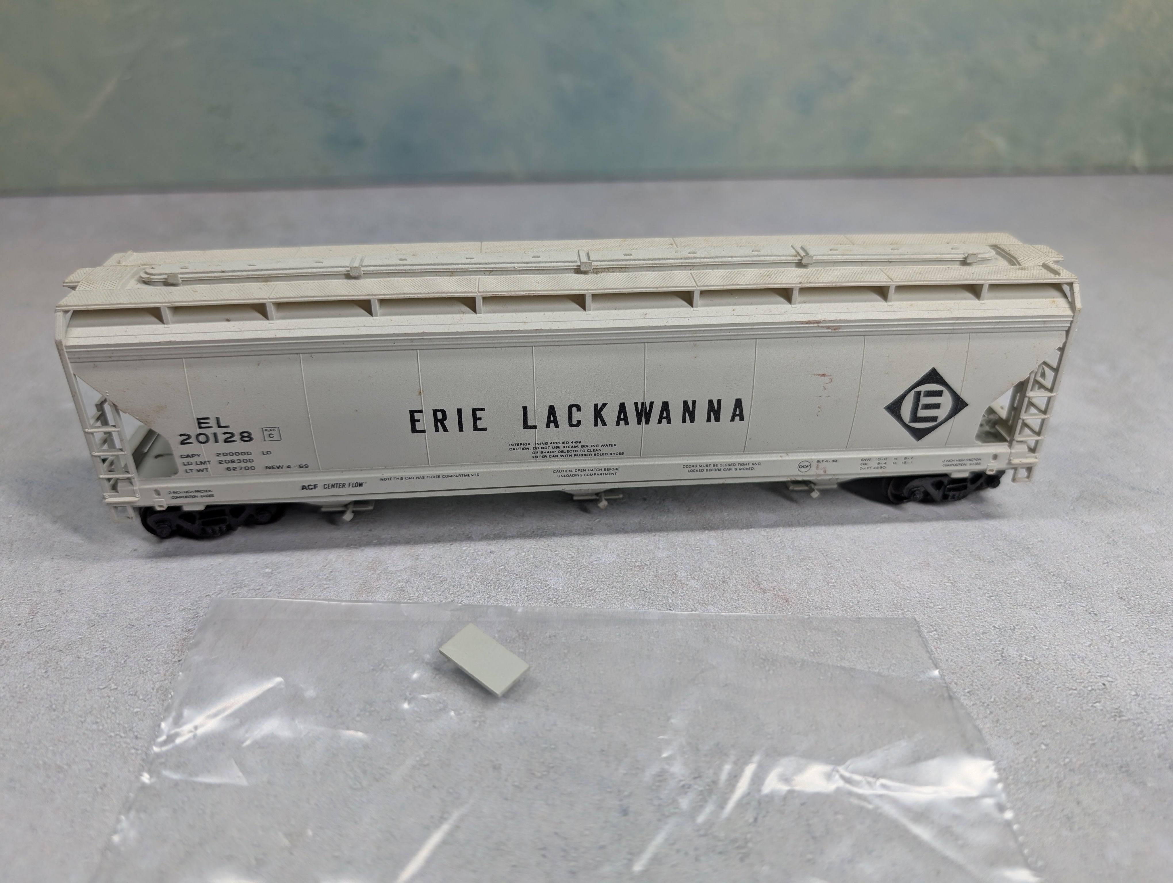 USED Accurail HO Scale Covered Hopper Erie Lackawanna EL #20128
