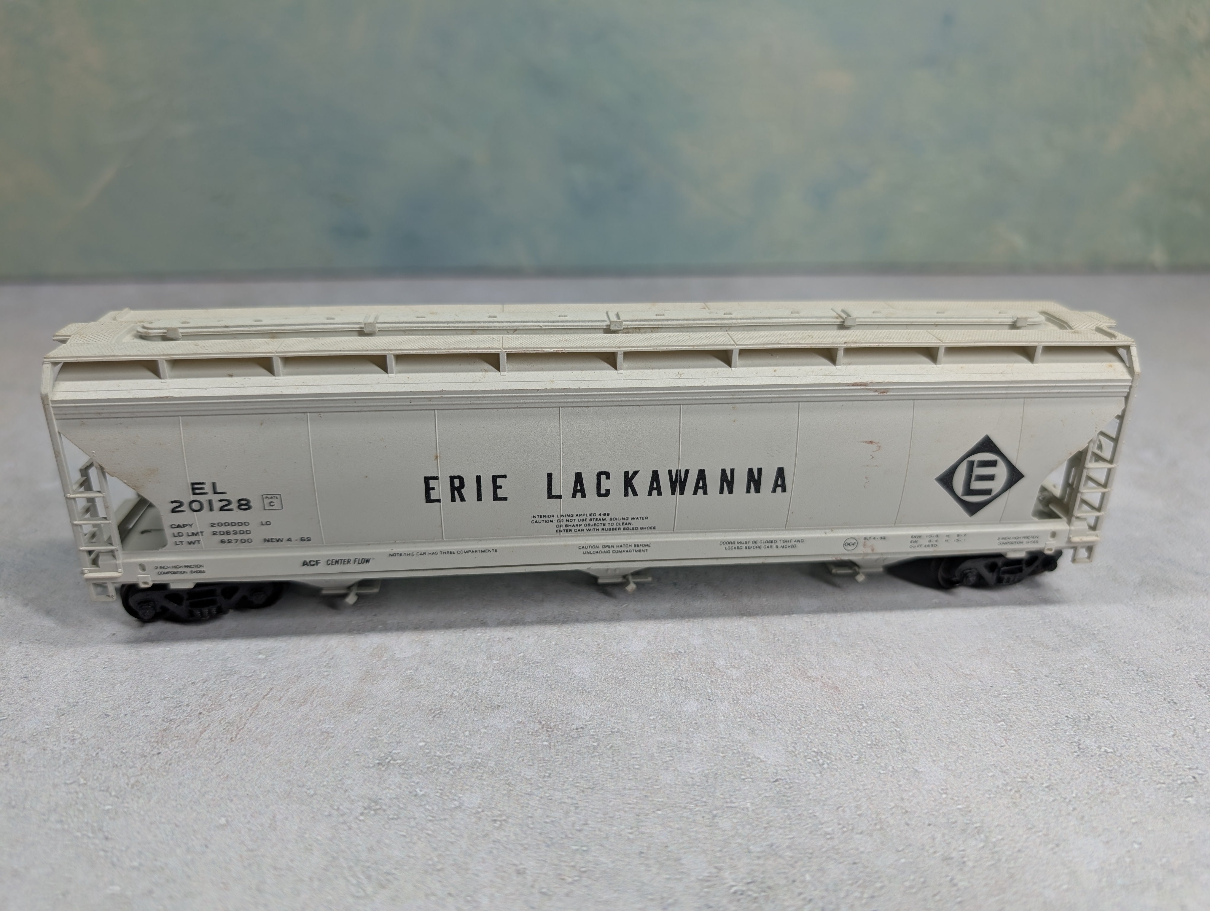 USED Accurail HO Scale Covered Hopper Erie Lackawanna EL #20128