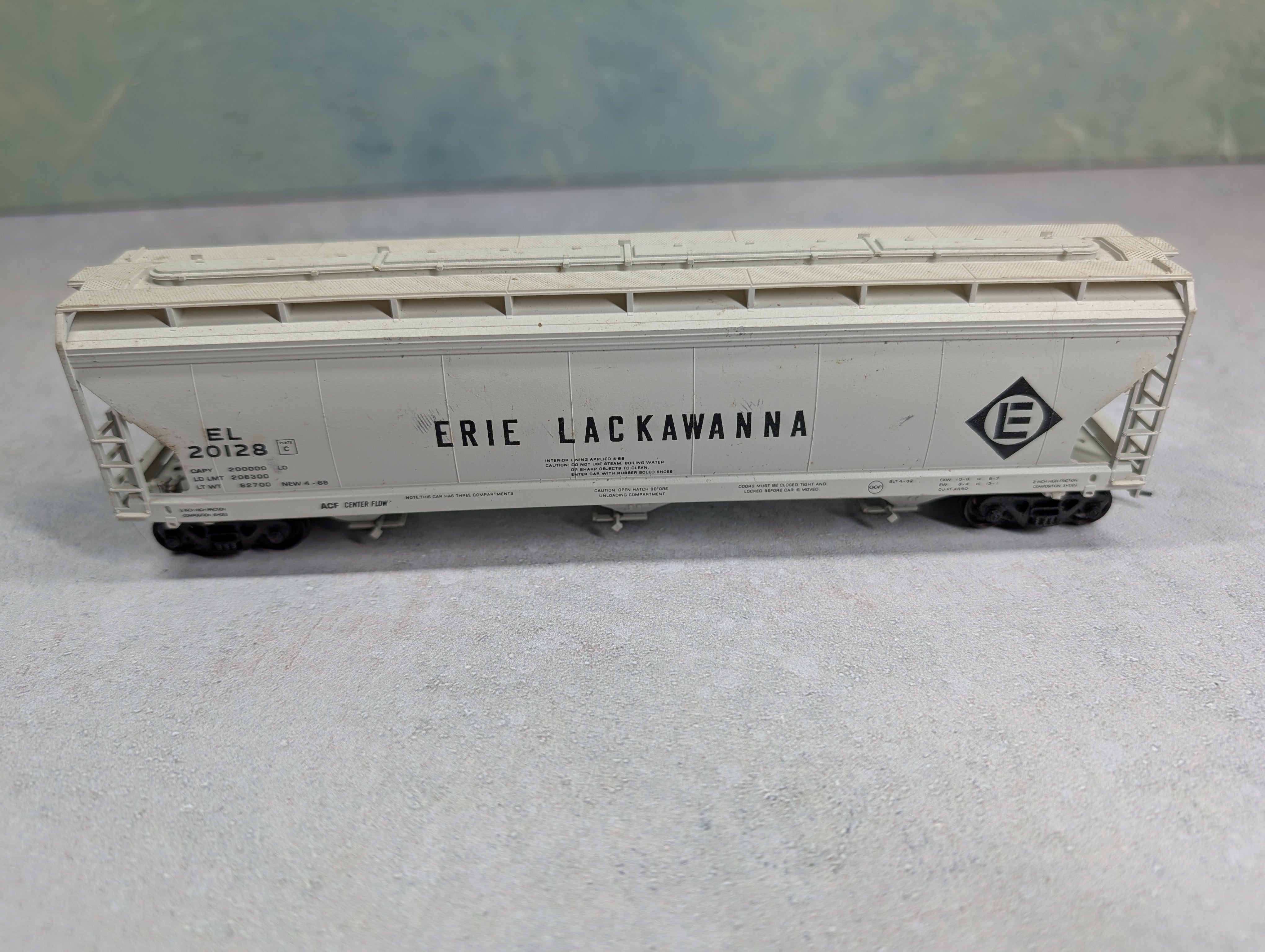 USED Accurail HO Scale Covered Hopper Erie Lackawanna EL #20128