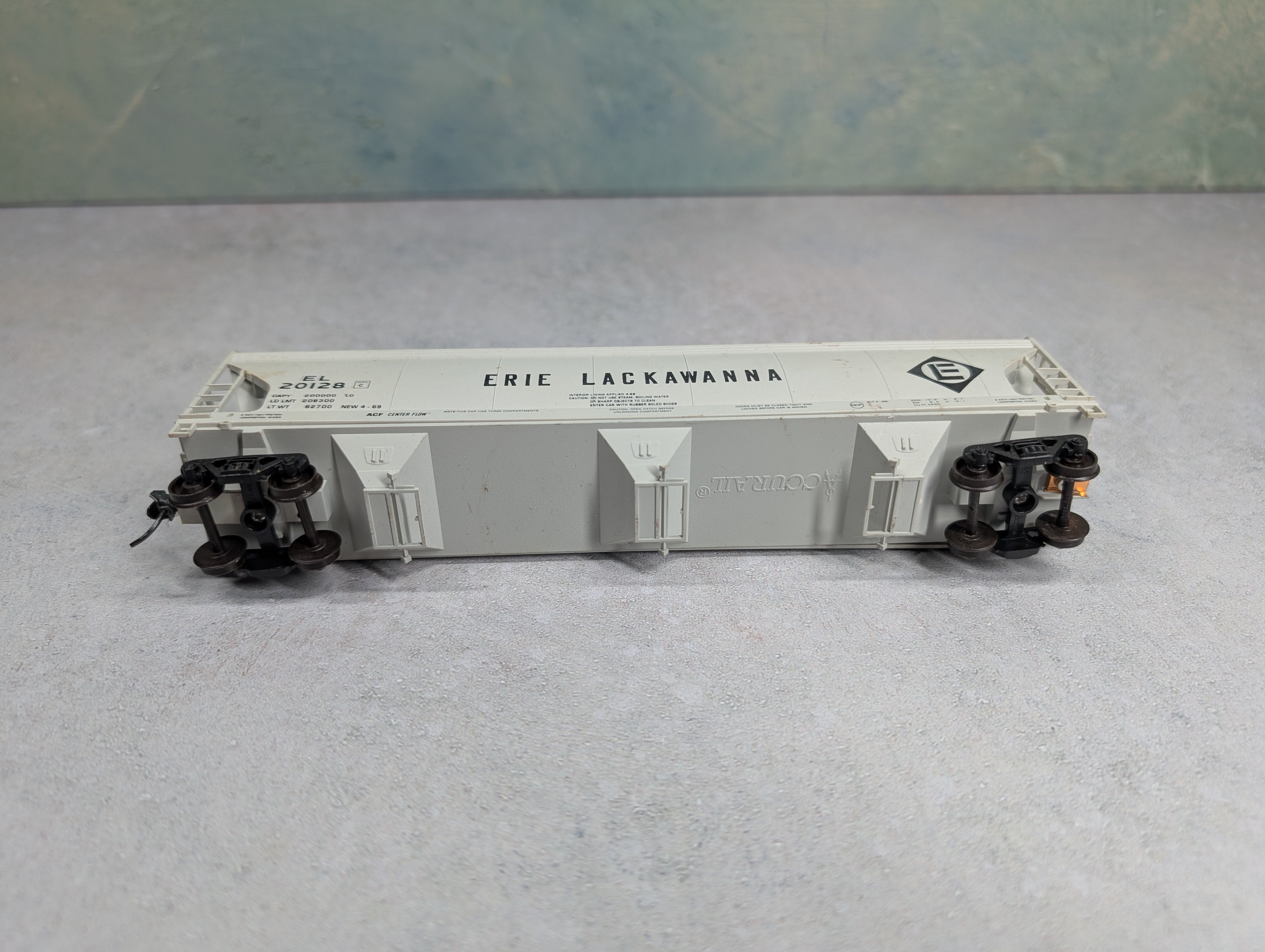 USED Accurail HO Scale Covered Hopper Erie Lackawanna EL #20128