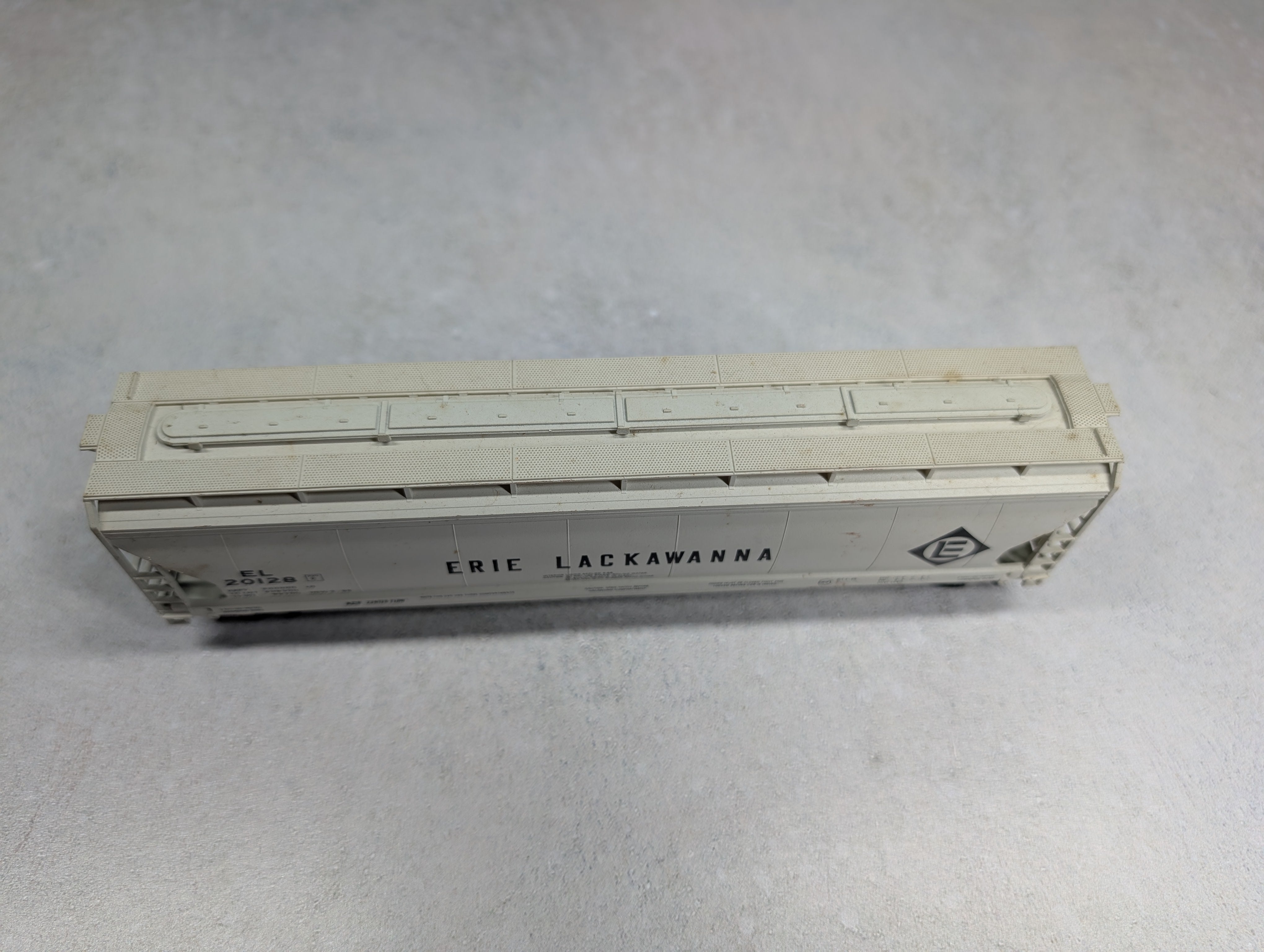 USED Accurail HO Scale Covered Hopper Erie Lackawanna EL #20128
