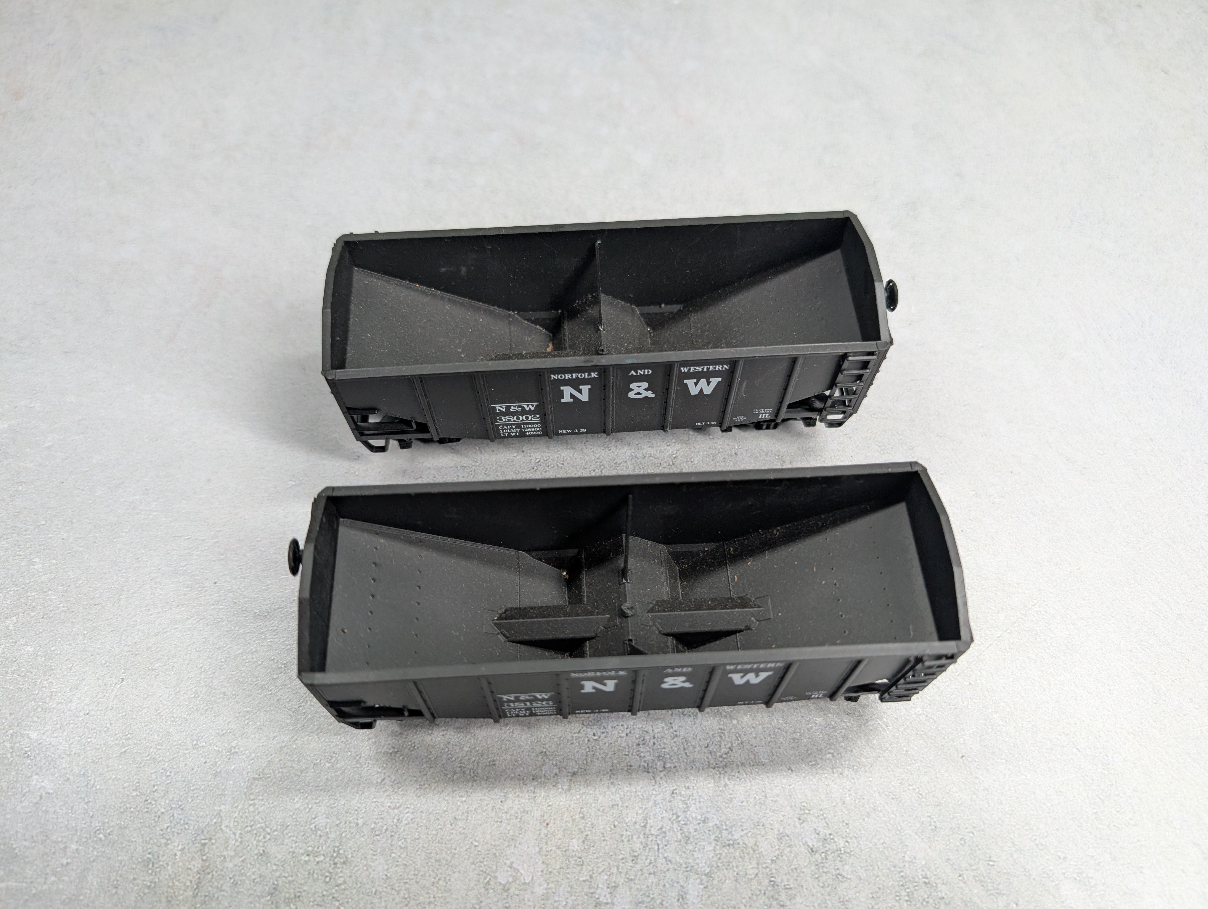 USED HO Scale 2 Bay Open Hoppers Norfolk & Western NW #38126, 38002 (2 pcs)