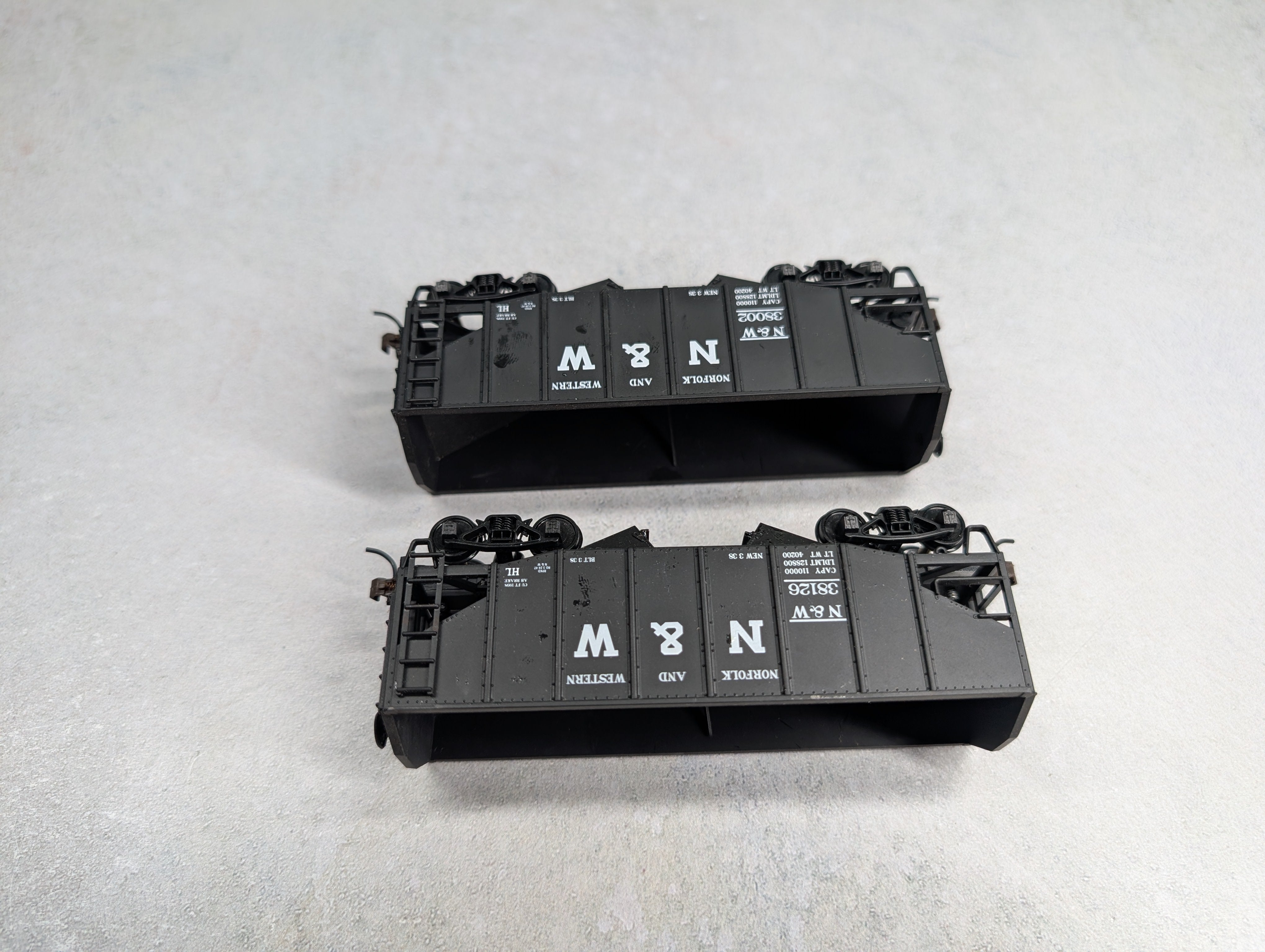 USED HO Scale 2 Bay Open Hoppers Norfolk & Western NW #38126, 38002 (2 pcs)