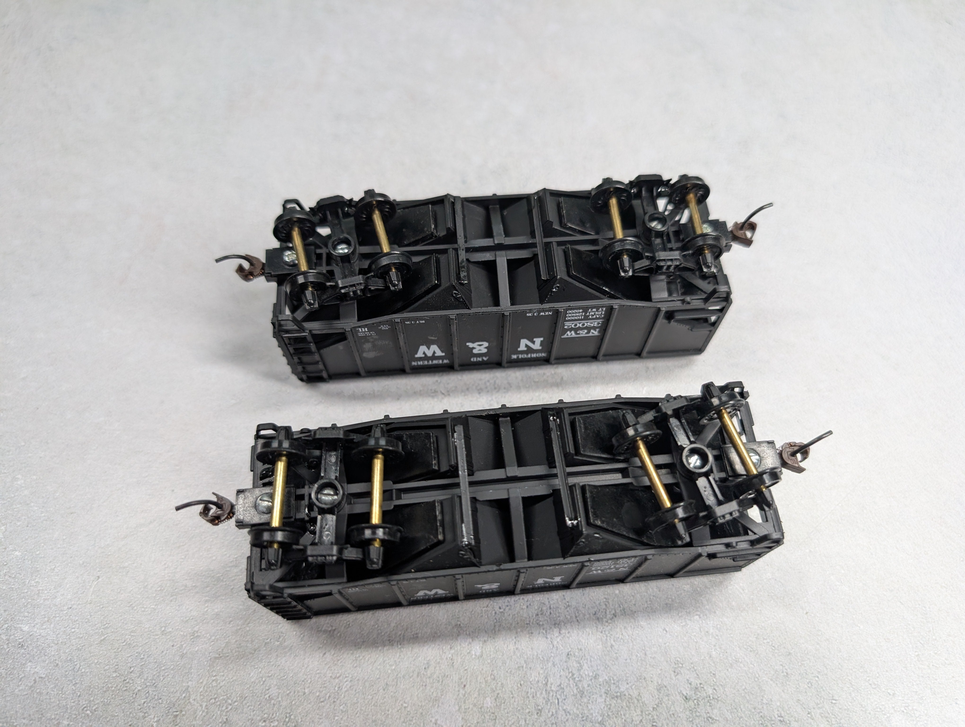 USED HO Scale 2 Bay Open Hoppers Norfolk & Western NW #38126, 38002 (2 pcs)