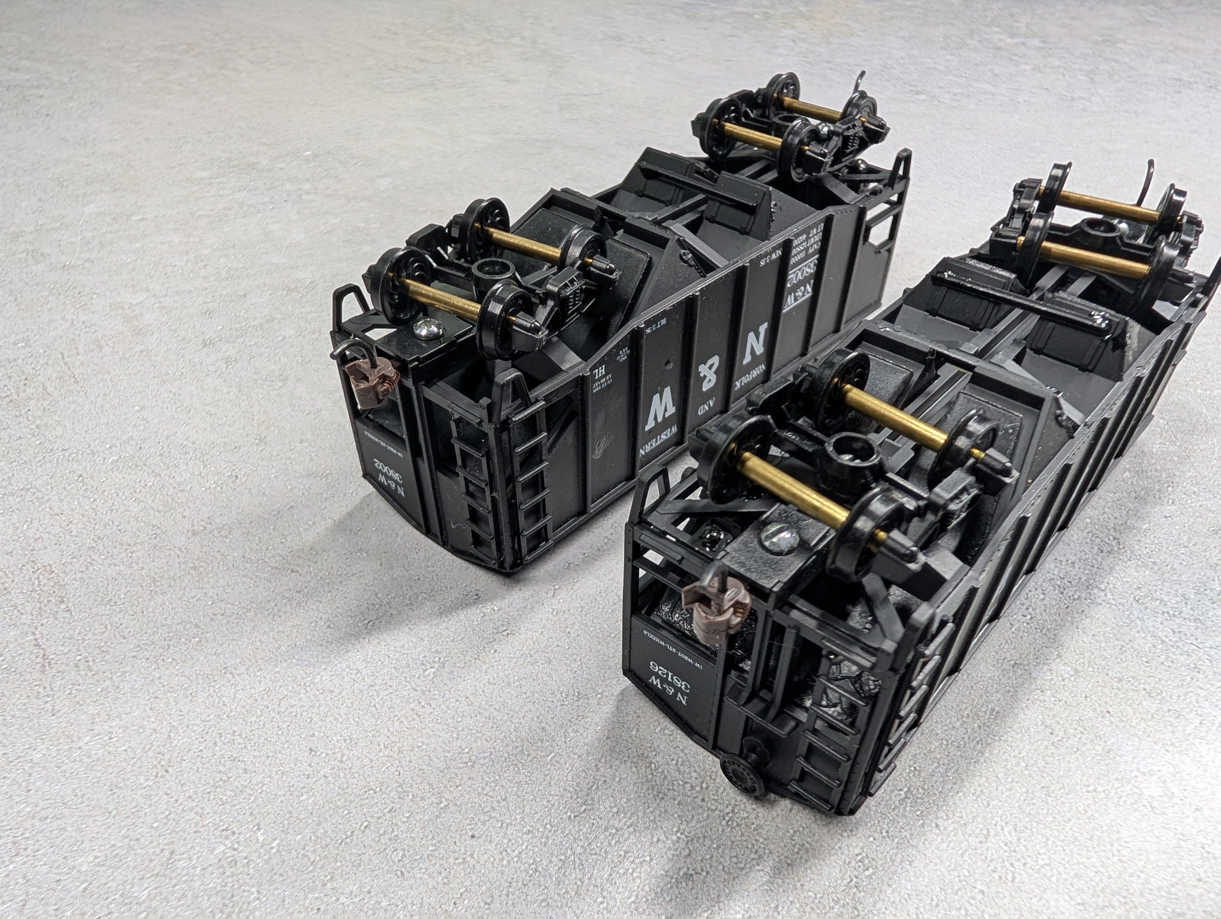 USED HO Scale 2 Bay Open Hoppers Norfolk & Western NW #38126, 38002 (2 pcs)