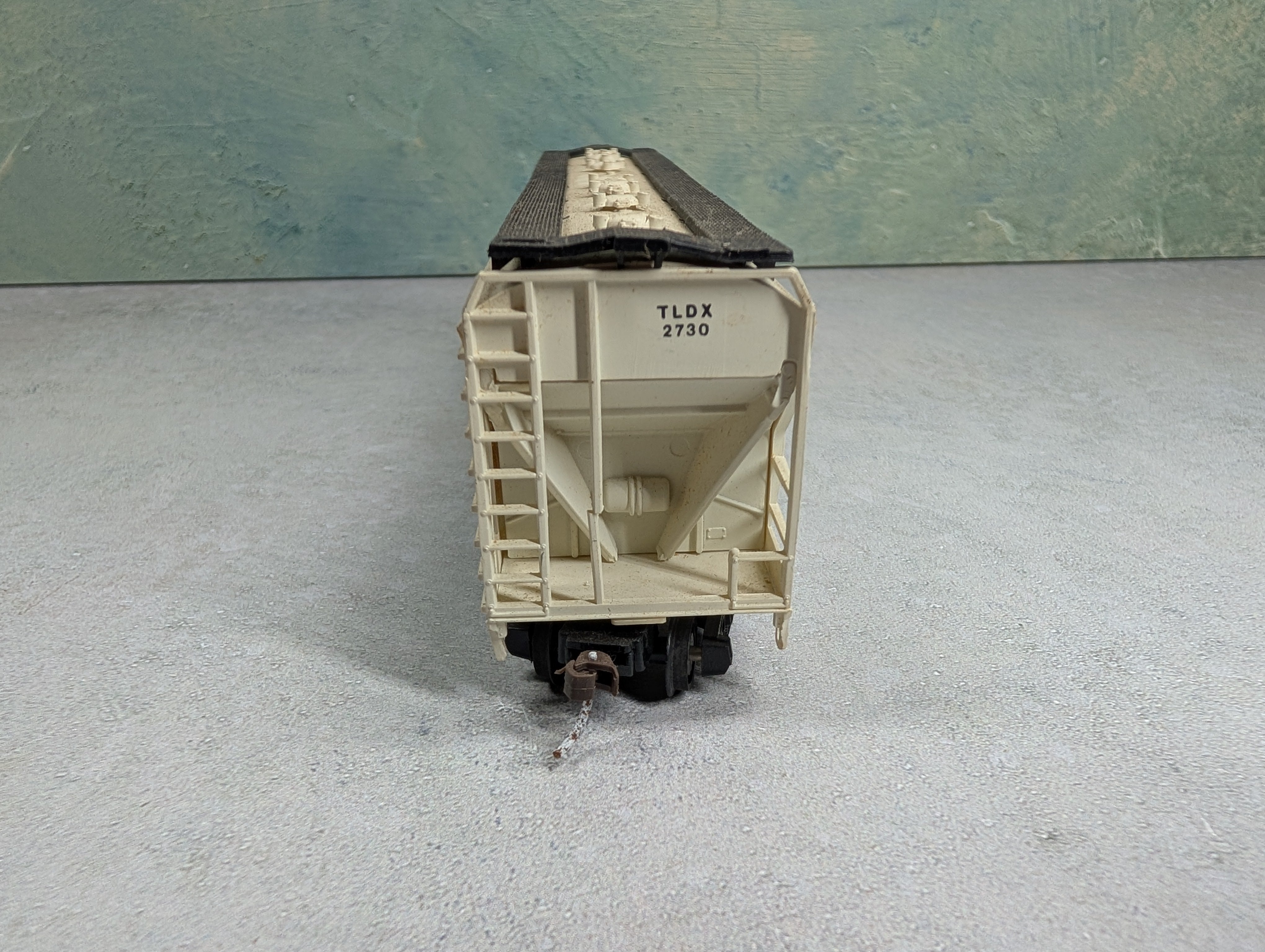 USED AHM HO Scale Covered Hopper Lehigh Valley LV #2730