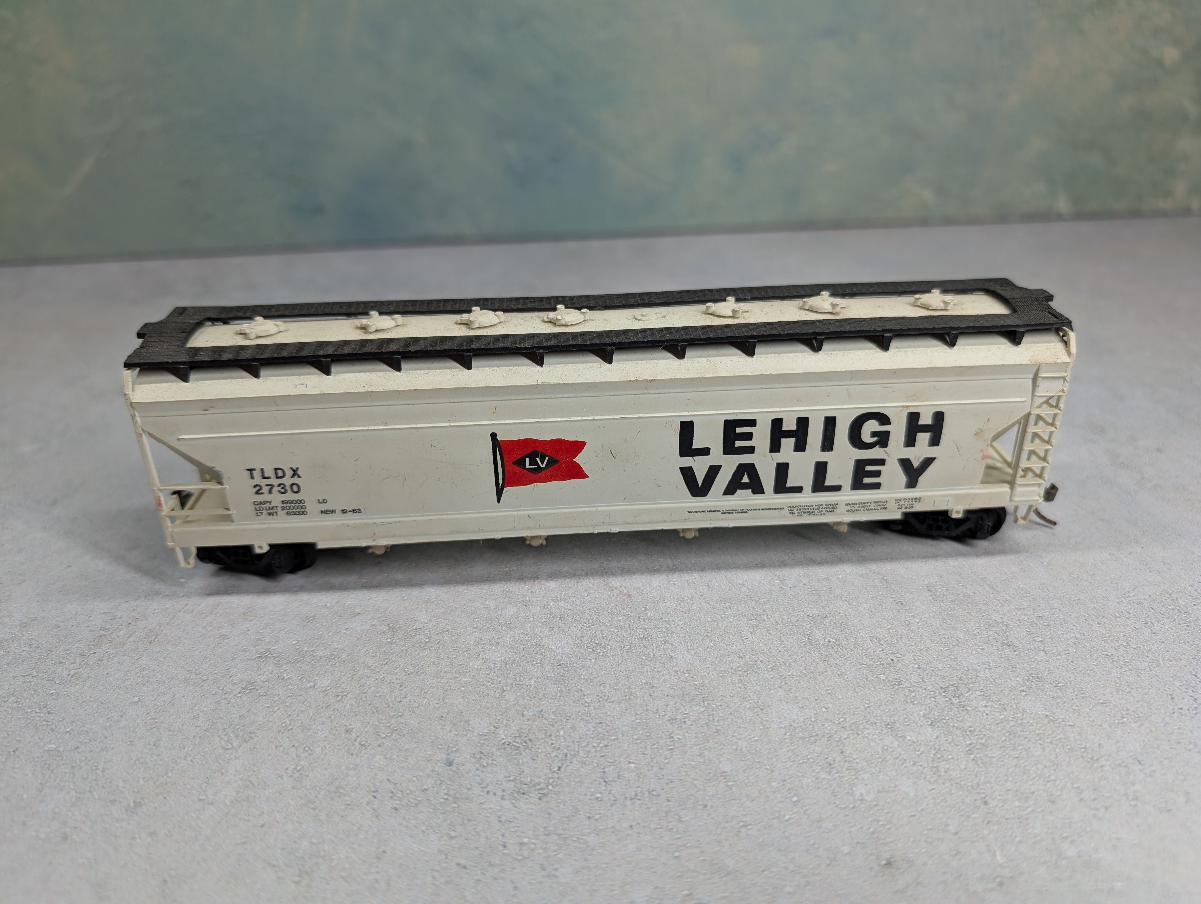 USED AHM HO Scale Covered Hopper Lehigh Valley LV #2730